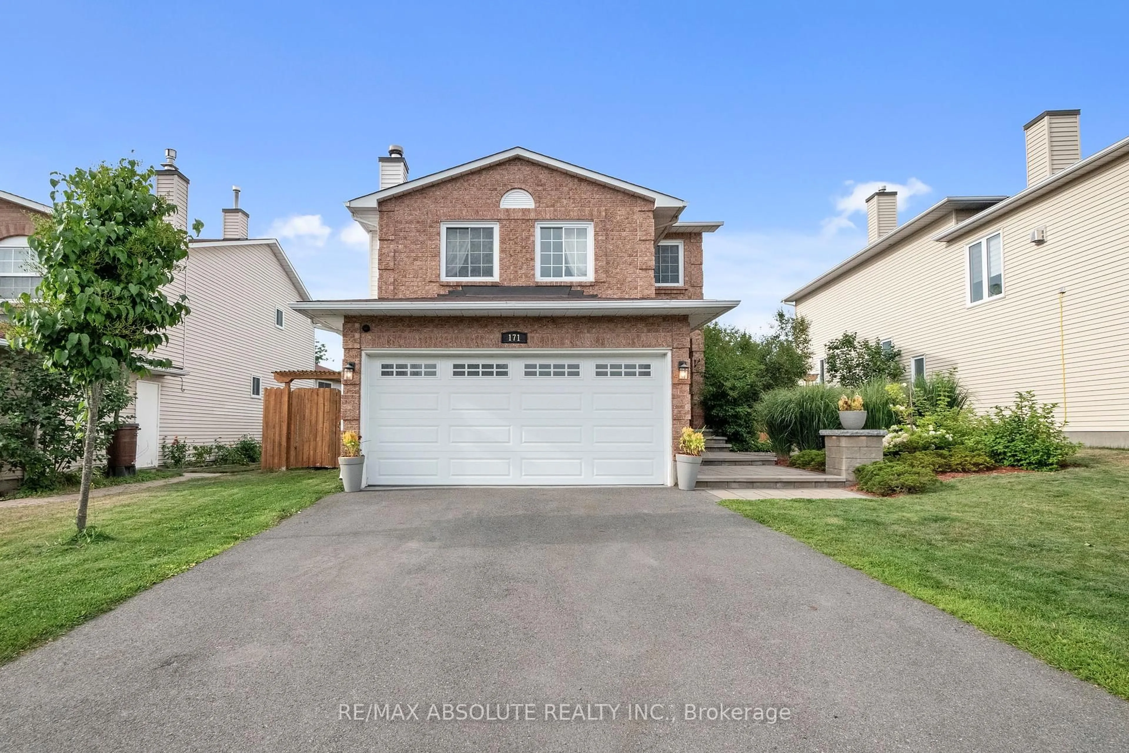 A pic from outside/outdoor area/front of a property/back of a property/a pic from drone, street for 171 Springwater Dr, Kanata Ontario K2M 2A2