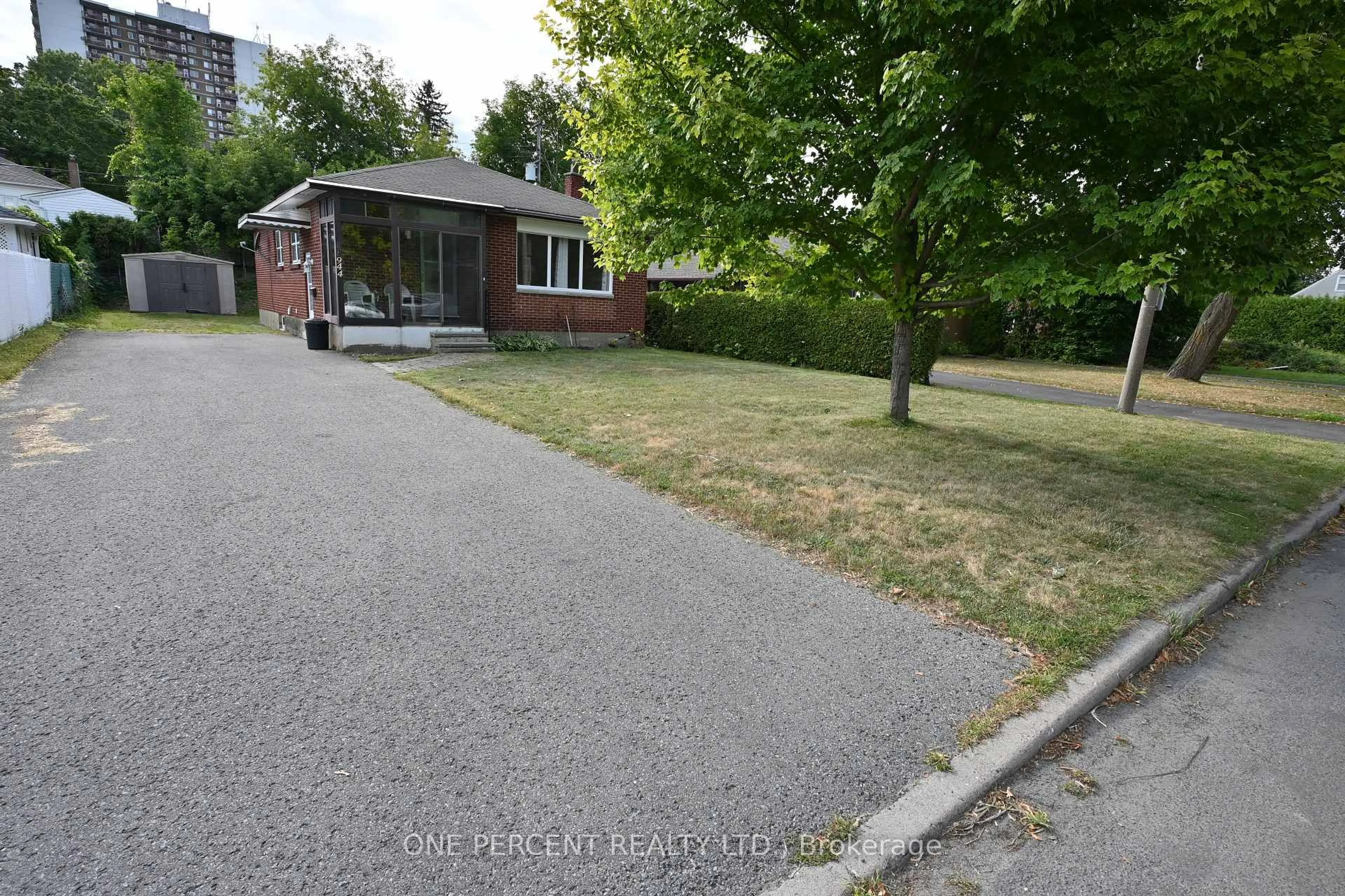 A pic from outside/outdoor area/front of a property/back of a property/a pic from drone, street for 944 Eve St, Ottawa Ontario K1K 3R4