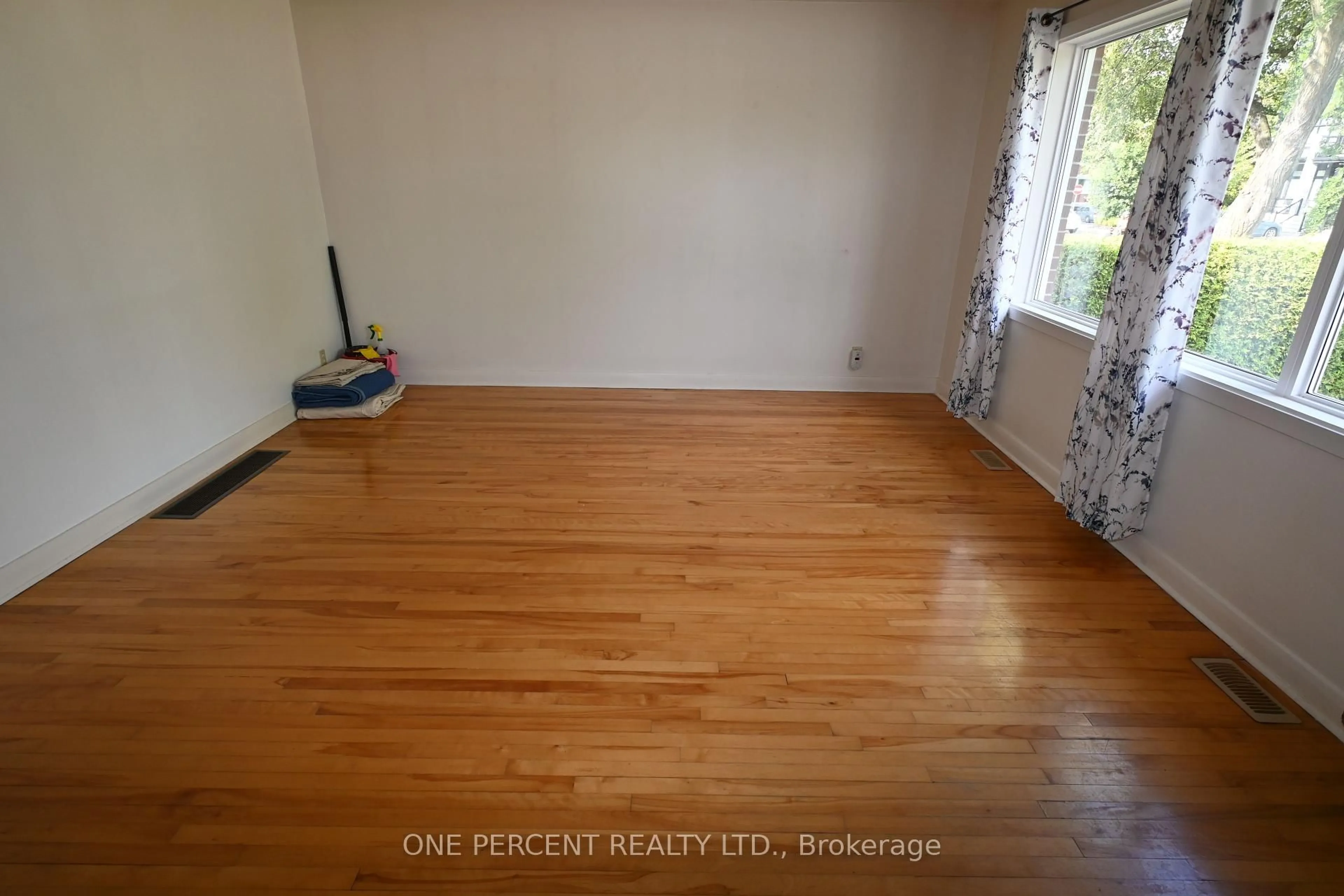 A pic of a room for 944 Eve St, Ottawa Ontario K1K 3R4