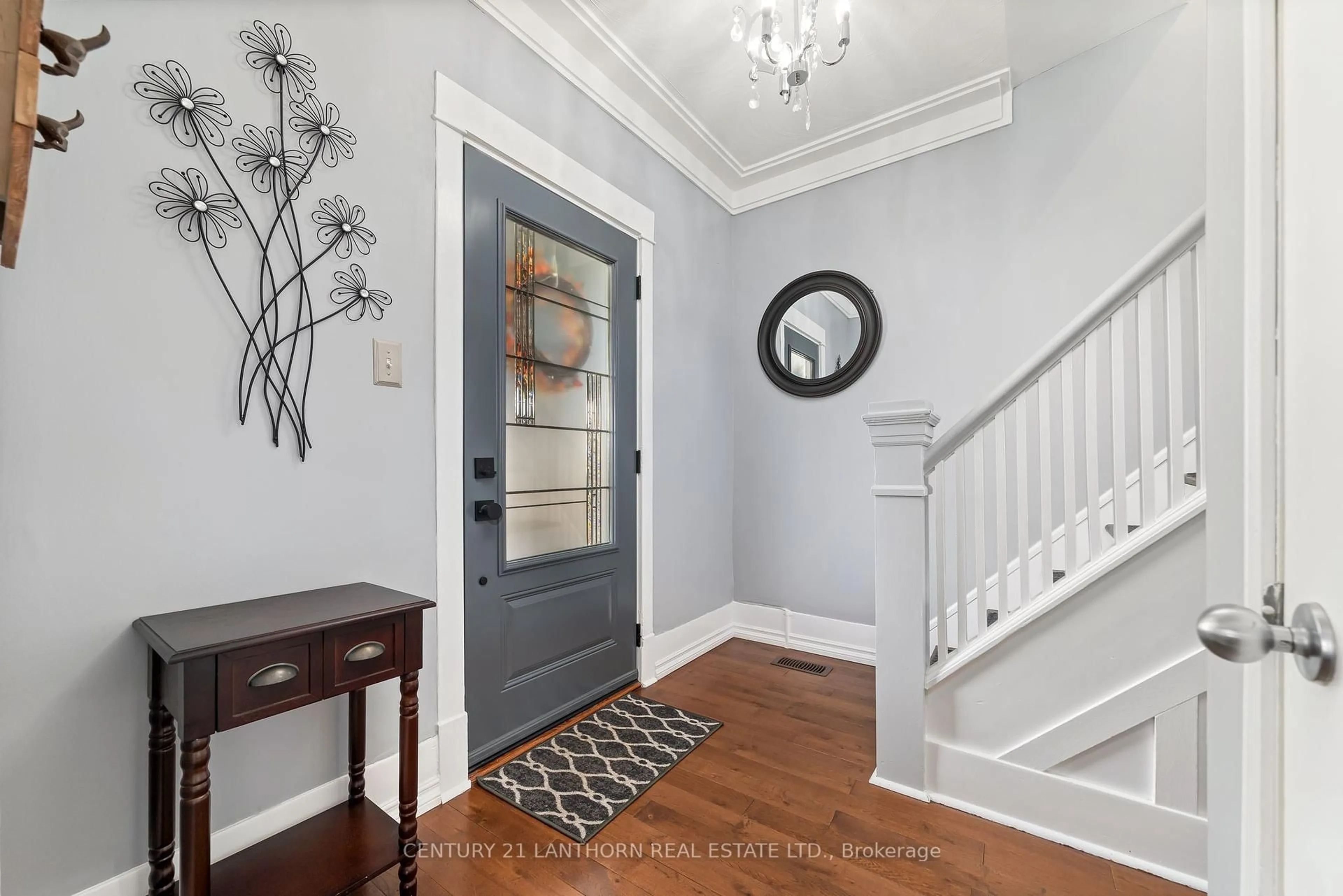 Indoor entryway for 26 Everett St, Belleville Ontario K8P 3J9