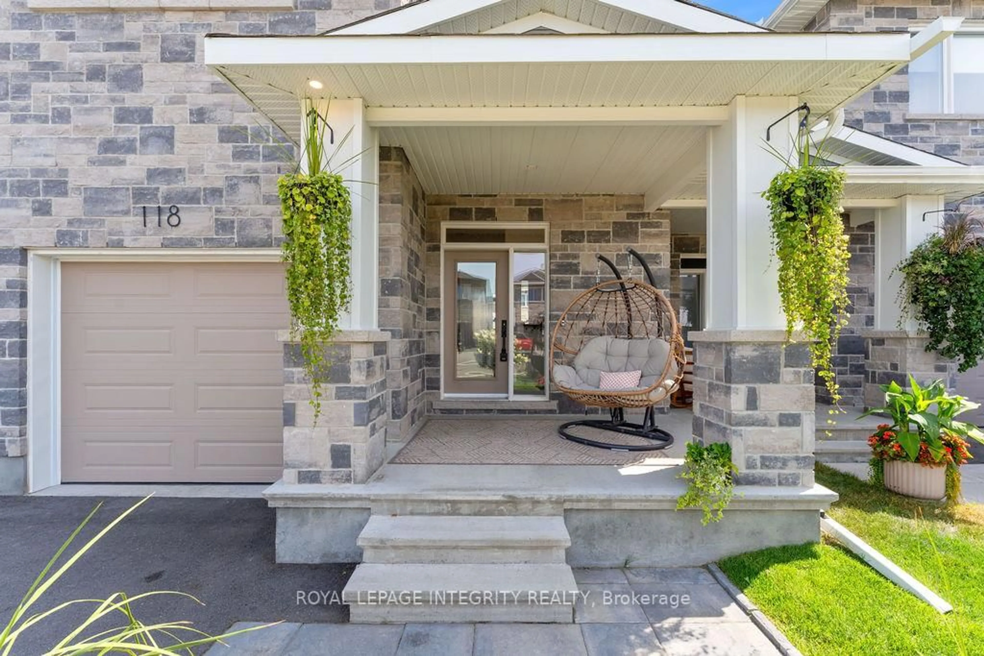 Indoor entryway for 118 Thomas St, Arnprior Ontario K7S 2M1