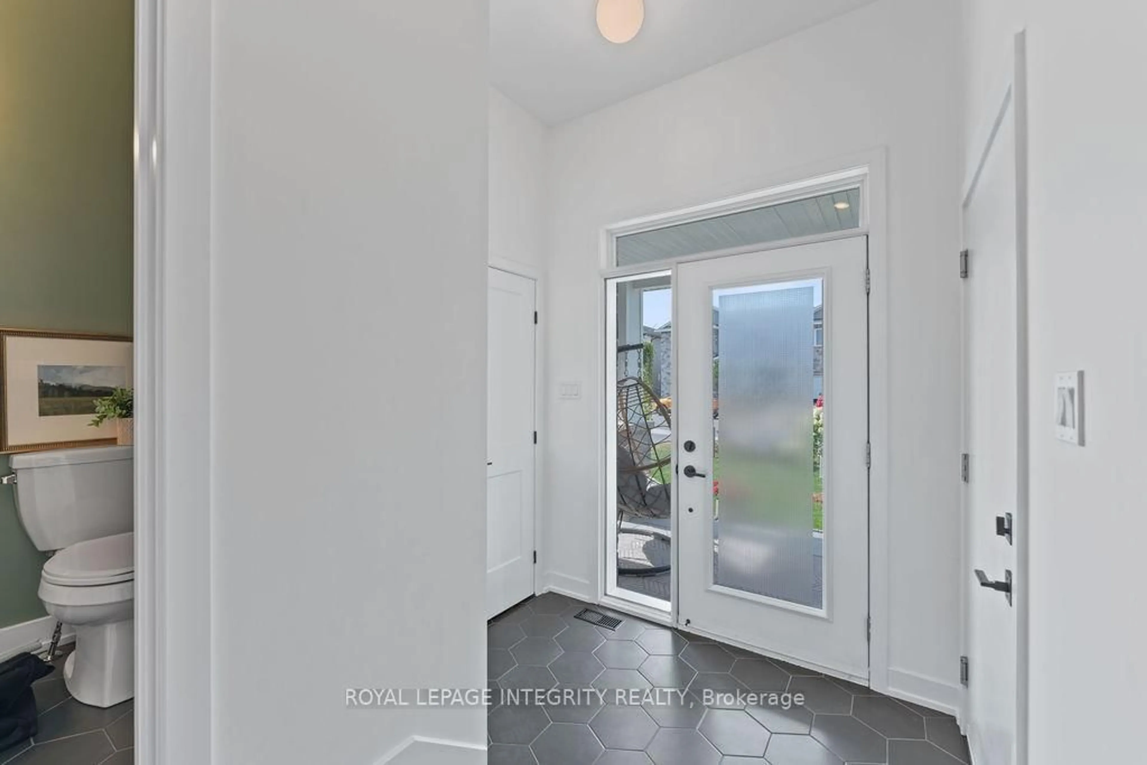 Indoor entryway for 118 Thomas St, Arnprior Ontario K7S 2M1