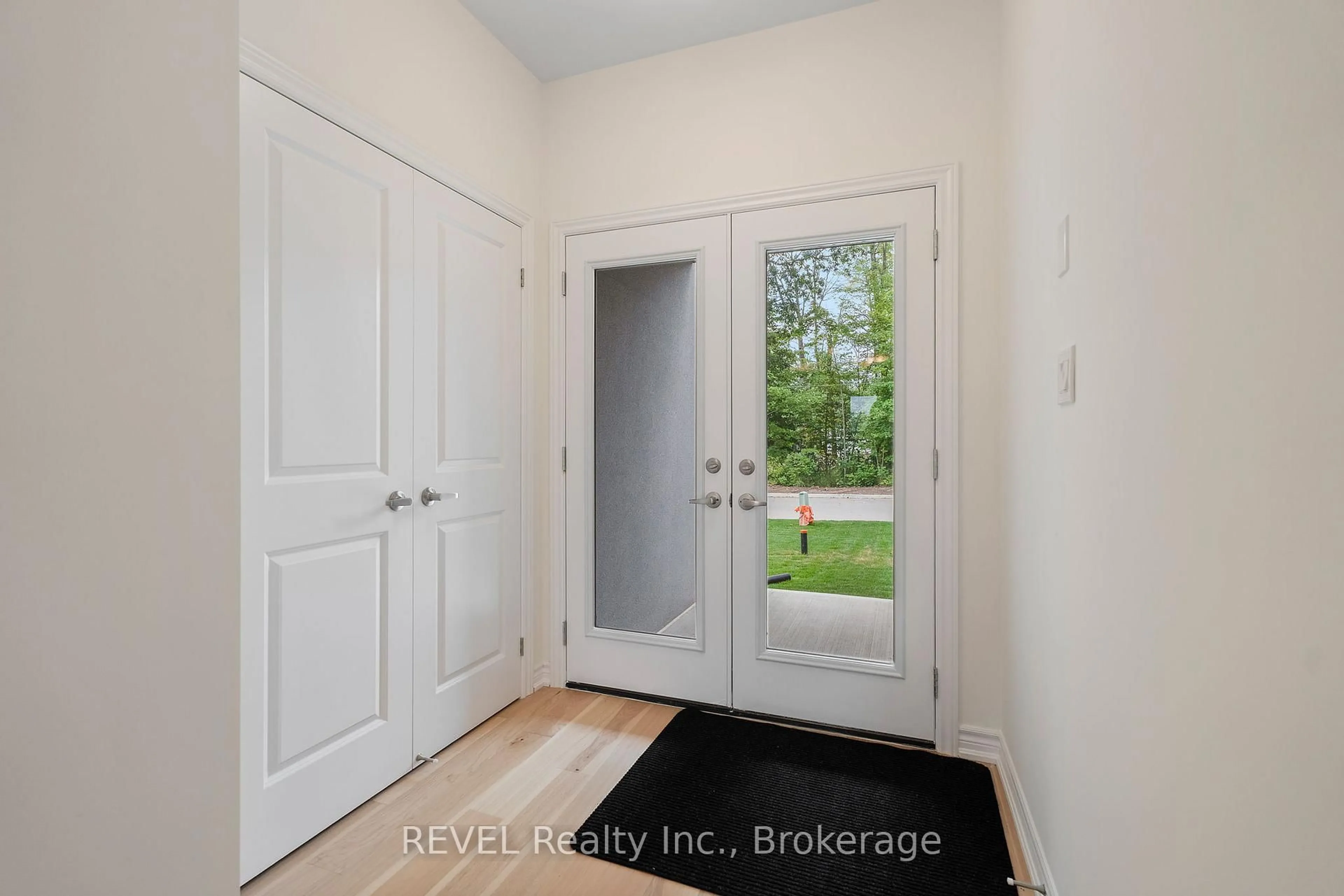 Indoor entryway for 3286 Parker Ave, Fort Erie Ontario L0S 1N0