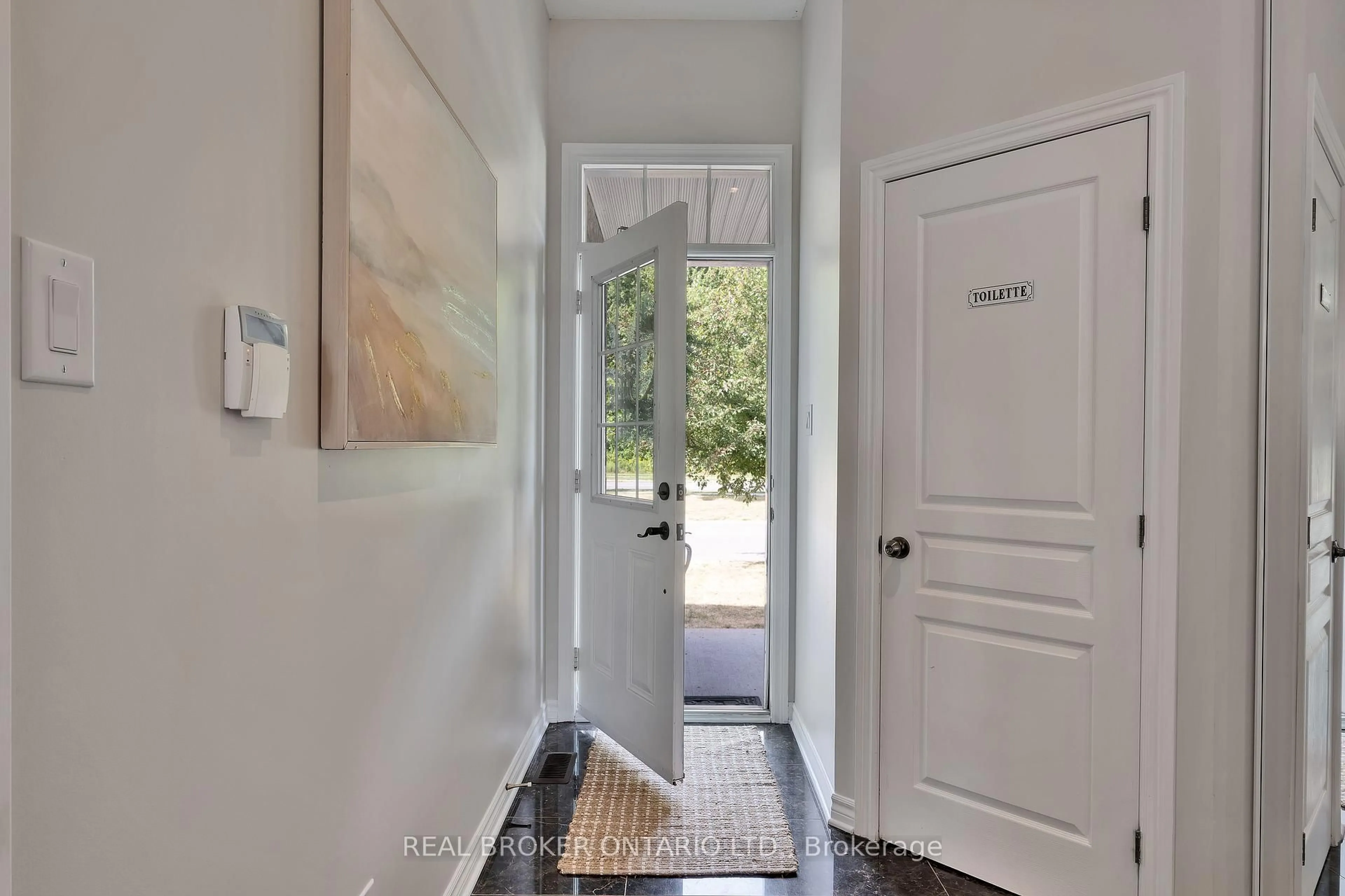 Indoor entryway for 711 Bowercrest Cres, Ottawa Ontario K1V 2M2