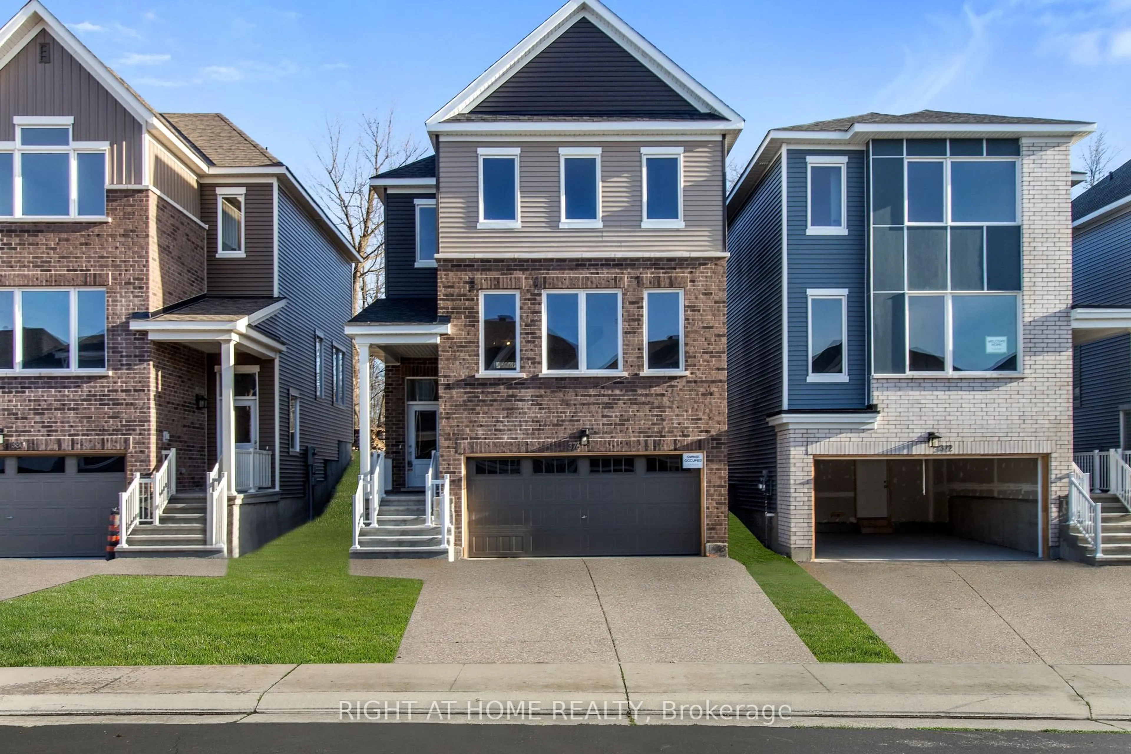 Home with vinyl exterior material, street for 376 Appalachian Circ, Ottawa Ontario K2J 6X3