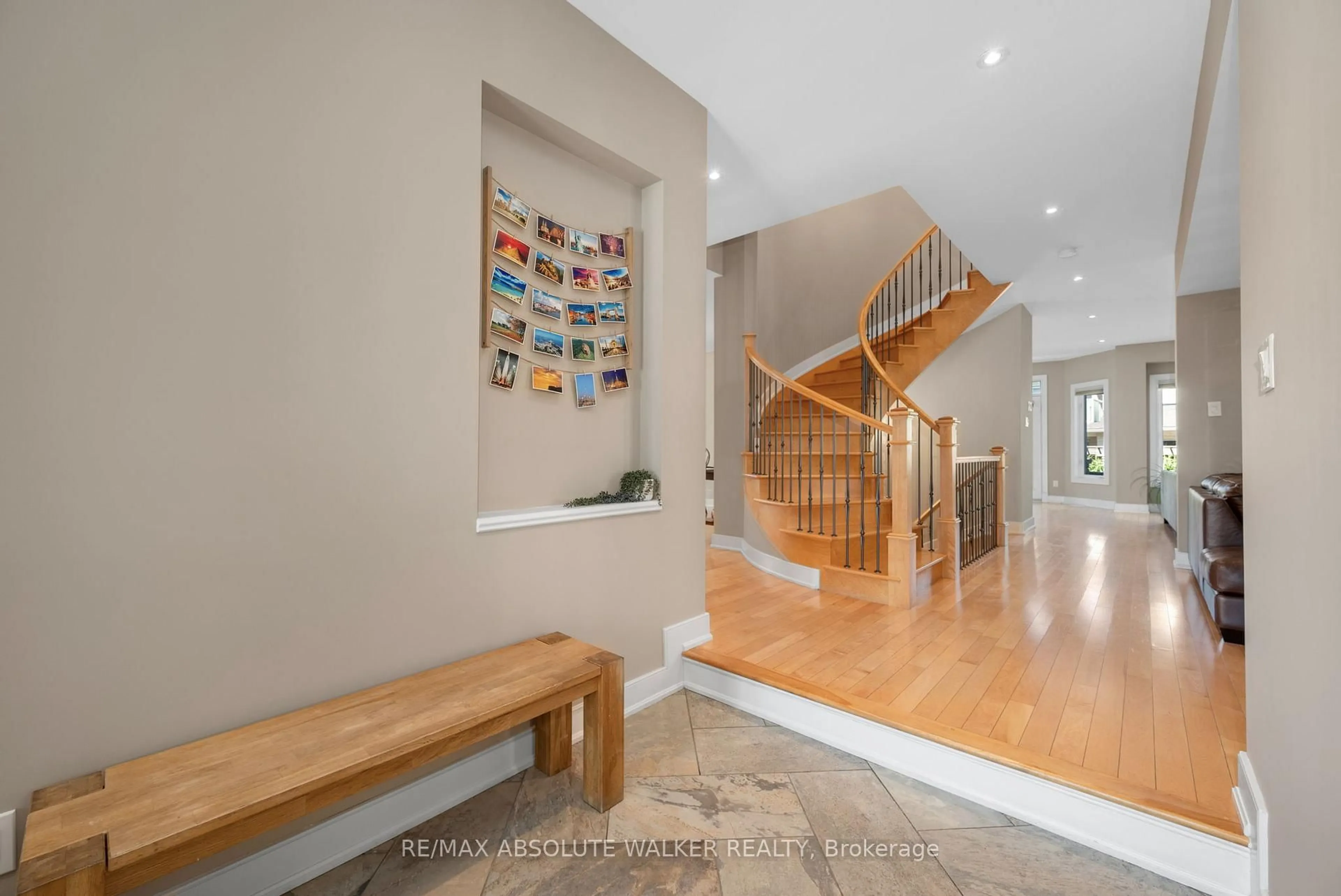 Indoor entryway for 241 Madhu Cres, Ottawa Ontario K2C 4J2