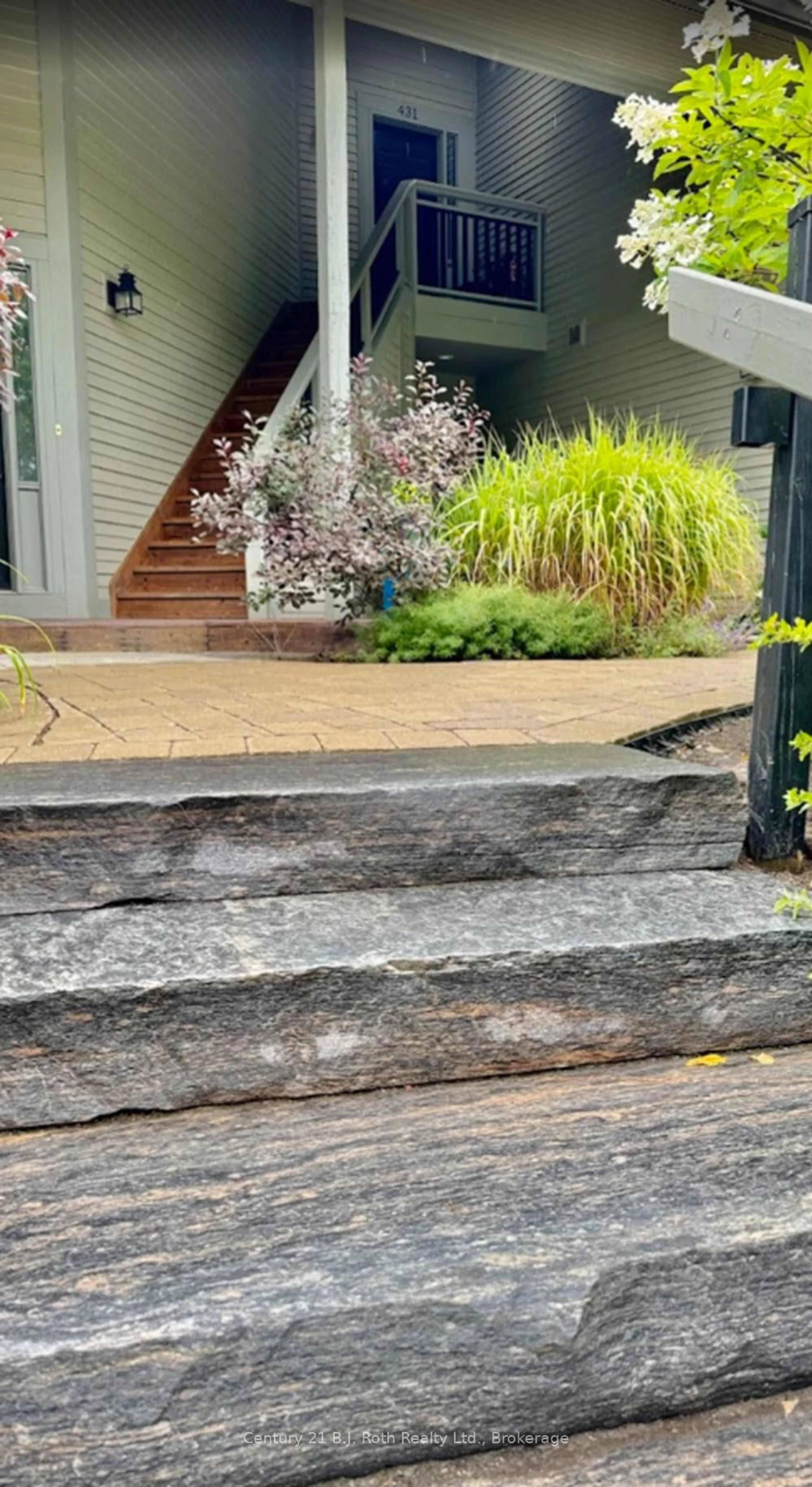 Stairs for 431 Grandview Hilltop Dr, Huntsville Ontario P1H 2J5