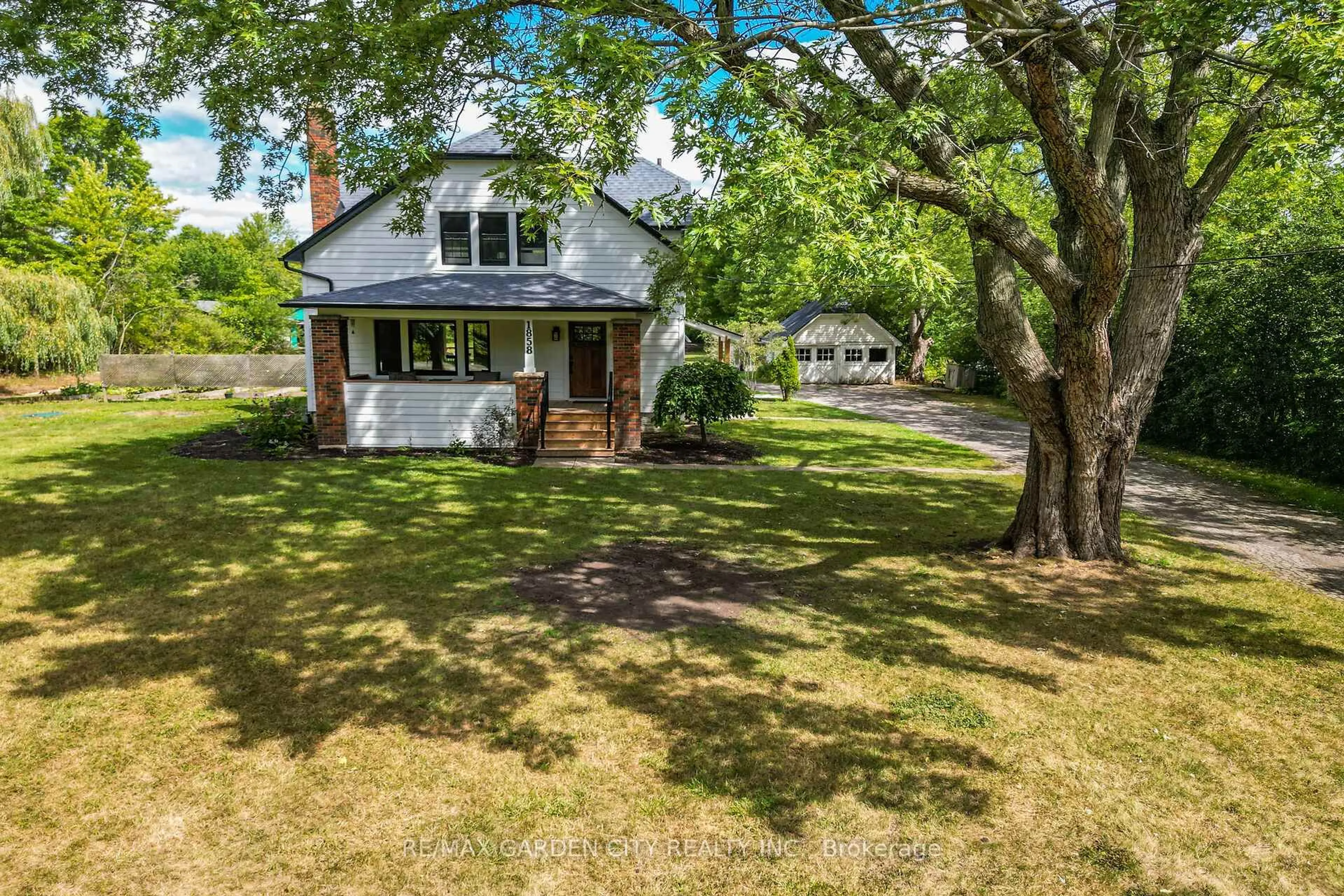 A pic from outside/outdoor area/front of a property/back of a property/a pic from drone, street for 1858 Townline Rd, Fort Erie Ontario L0S 1S0