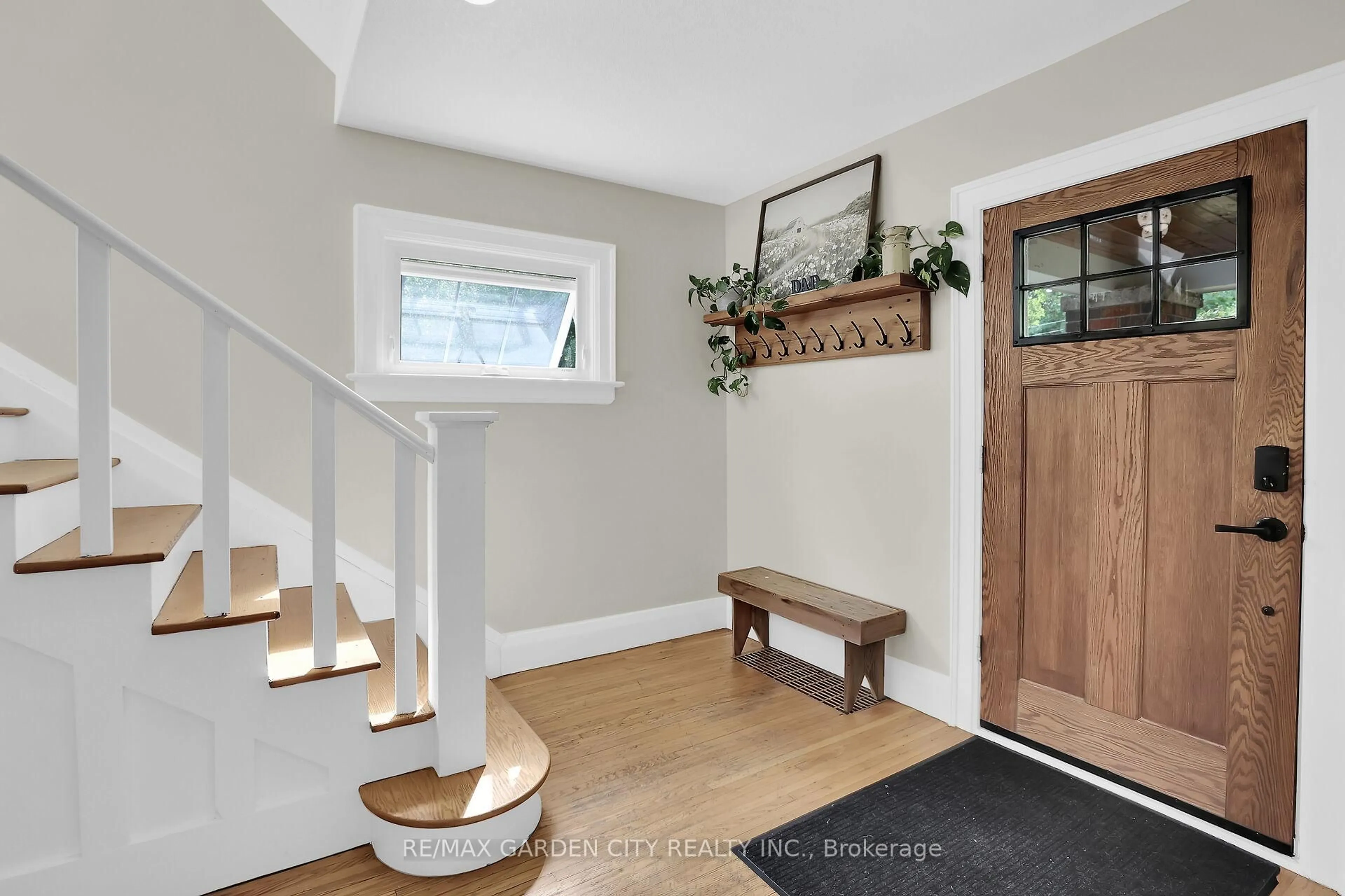 Indoor entryway for 1858 Townline Rd, Fort Erie Ontario L0S 1S0