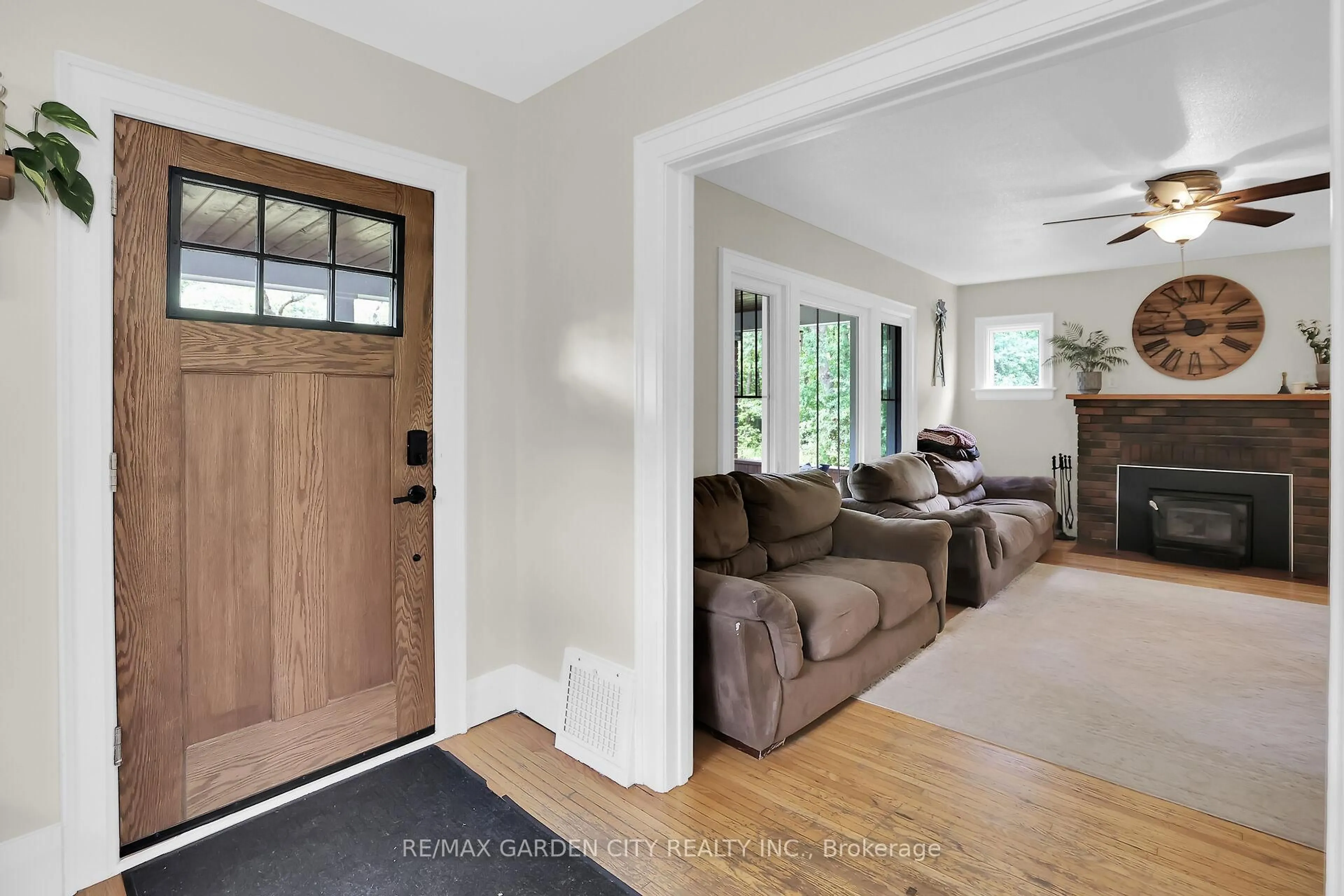 Indoor entryway for 1858 Townline Rd, Fort Erie Ontario L0S 1S0