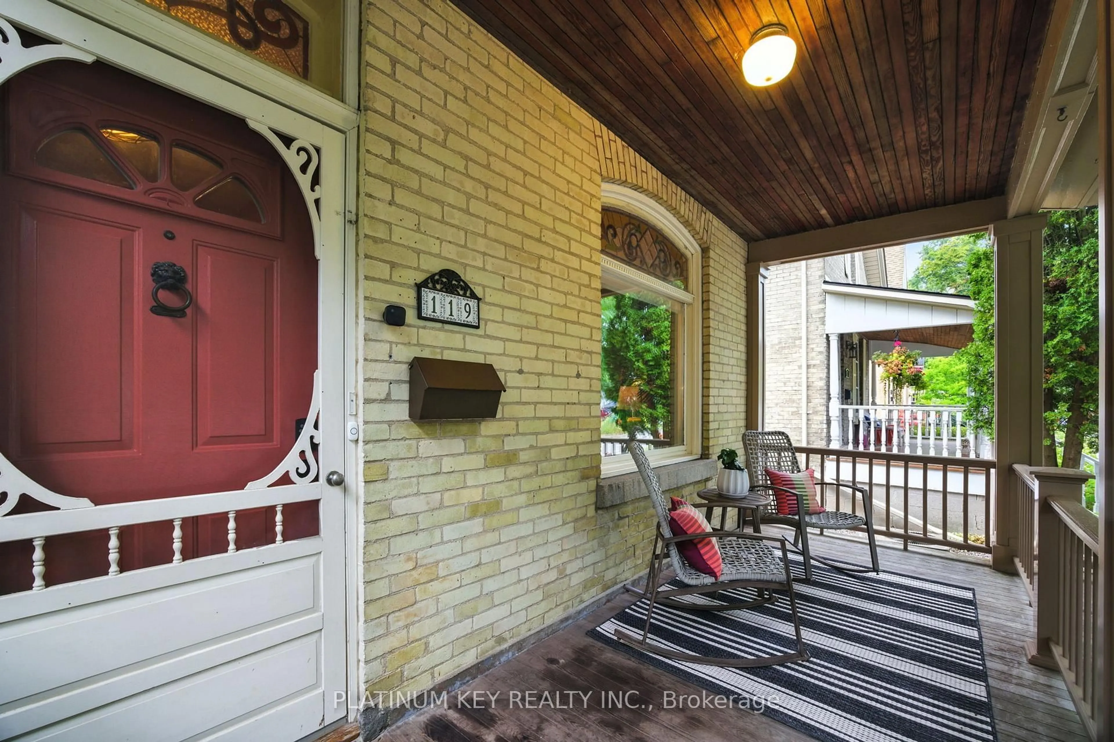 Indoor entryway for 119 TECUMSEH Ave, London South Ontario N6C 1S1