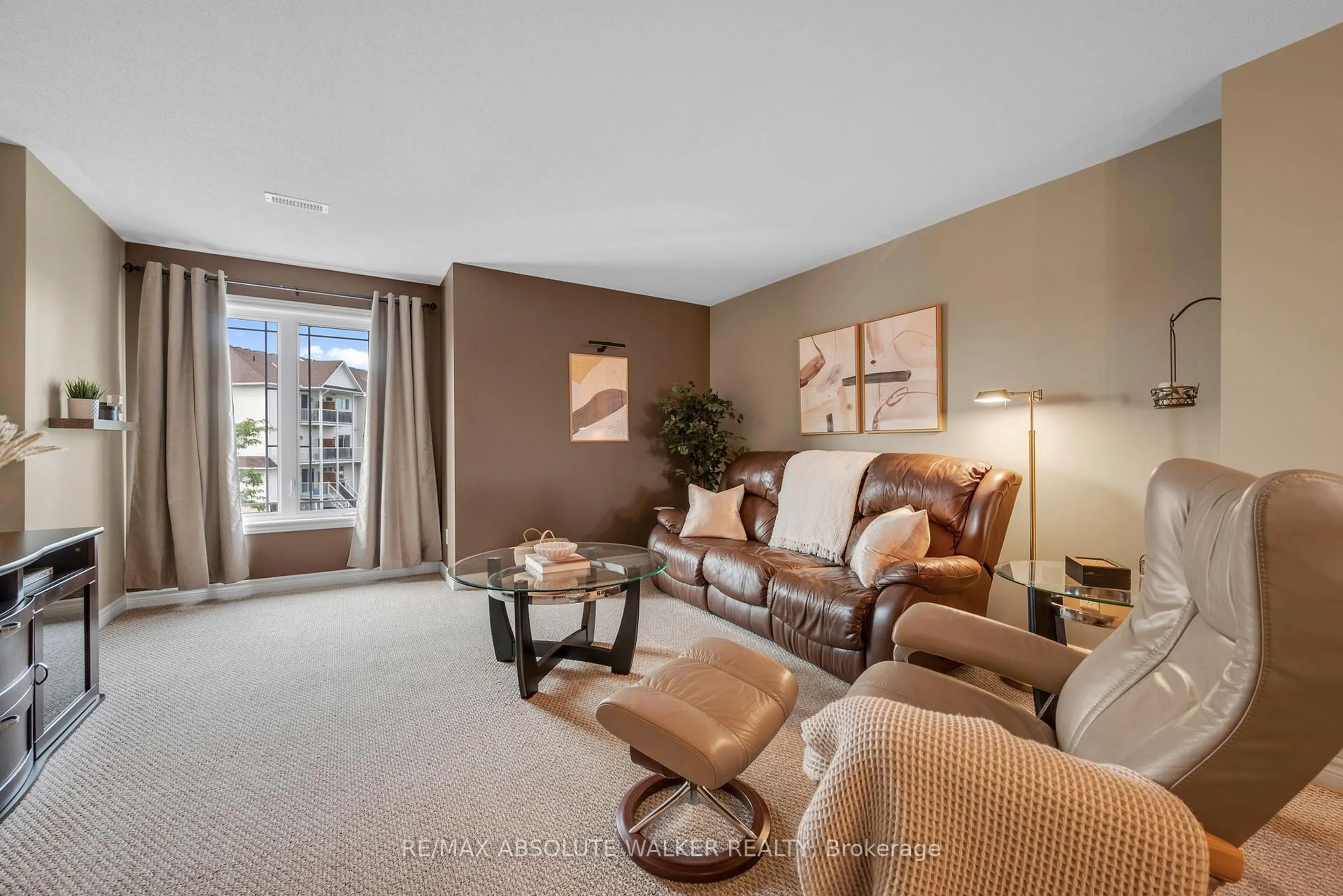 Living room with furniture, carpet floor for 102 Brentmore Private, Ottawa Ontario K4A 0B7