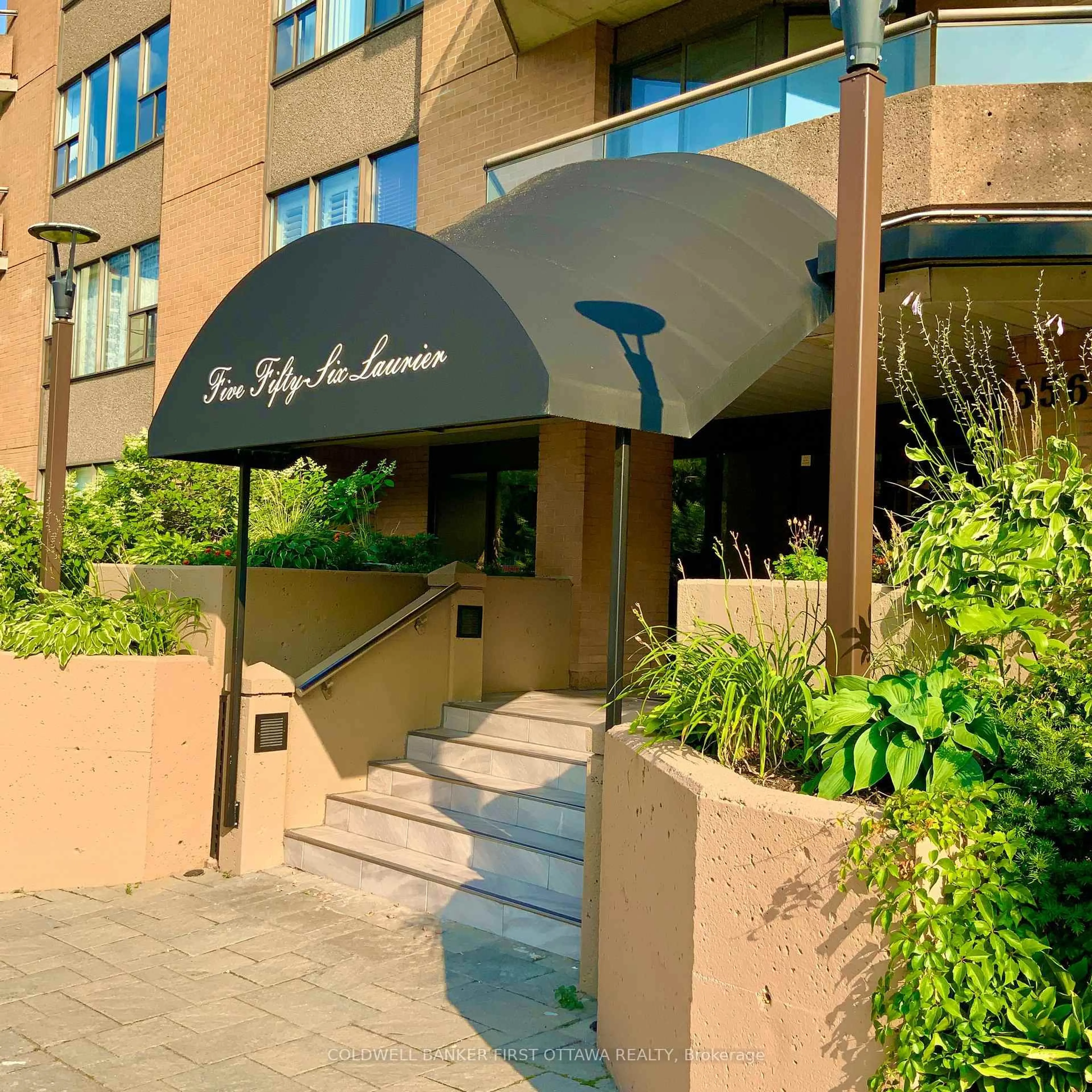 Indoor foyer for 556 Laurier Ave #506, Ottawa Ontario K1R 7X2