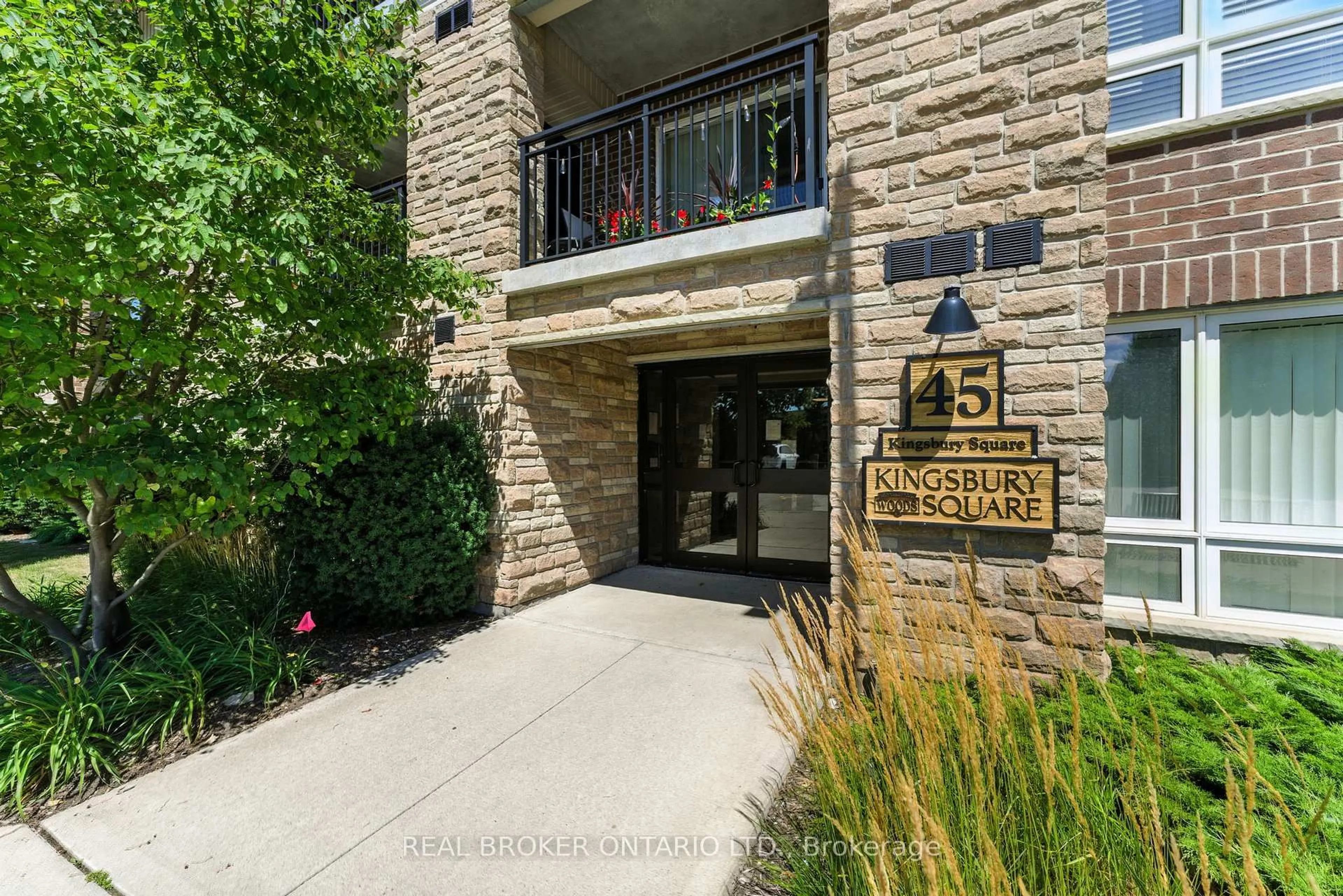 Indoor foyer for 45 Kingsbury Sq #207, Guelph Ontario N1L 0L2