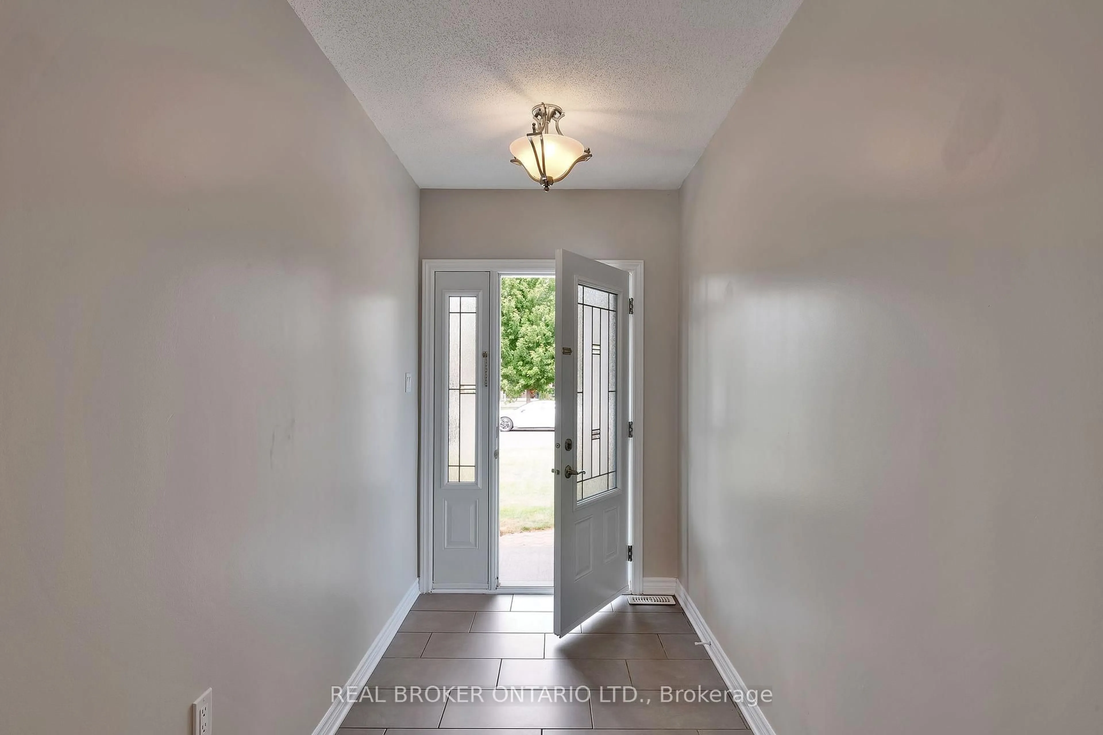 Indoor entryway for 12 Abbey Cres, Russell Ontario K4R 0B5
