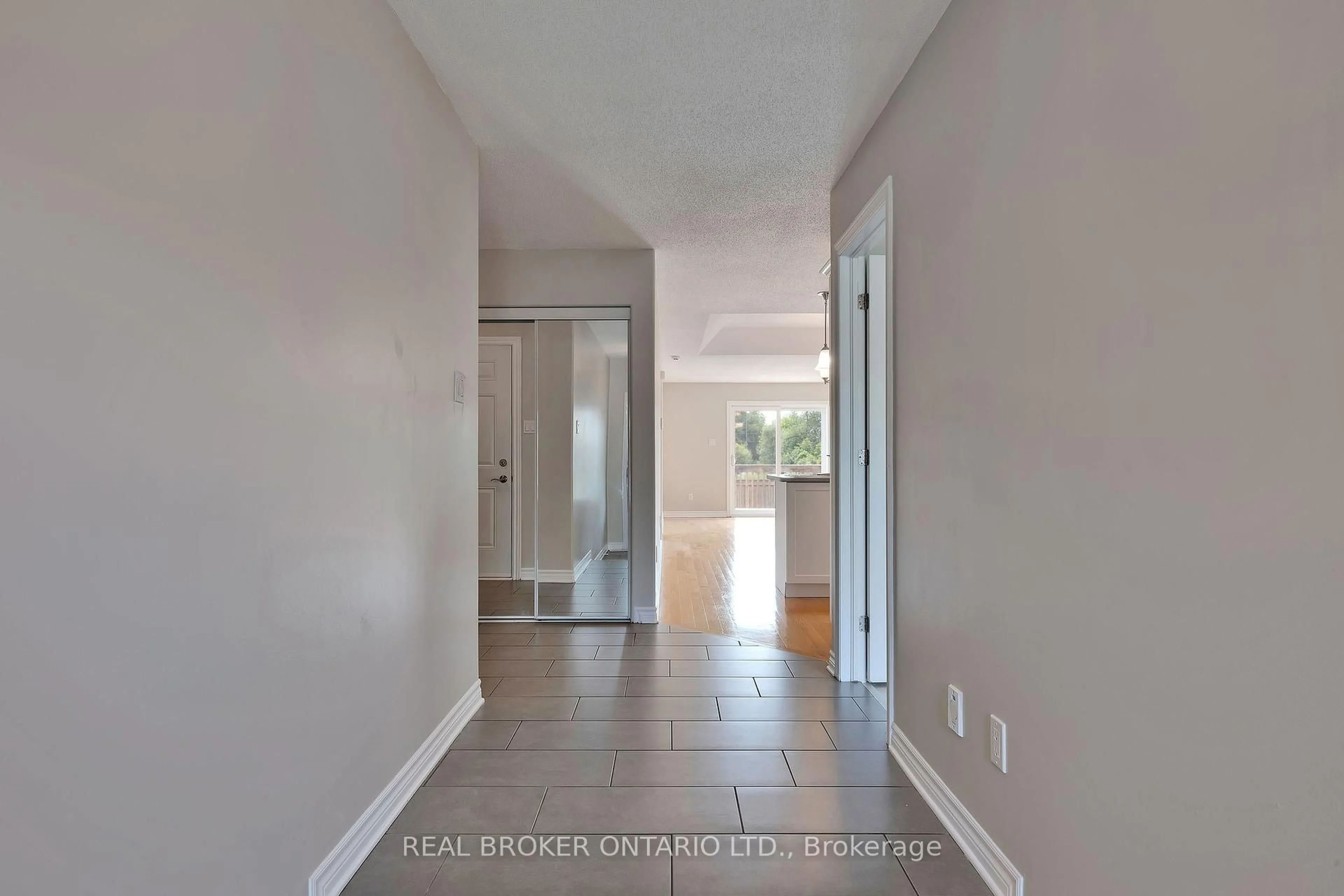 Indoor entryway for 12 Abbey Cres, Russell Ontario K4R 0B5