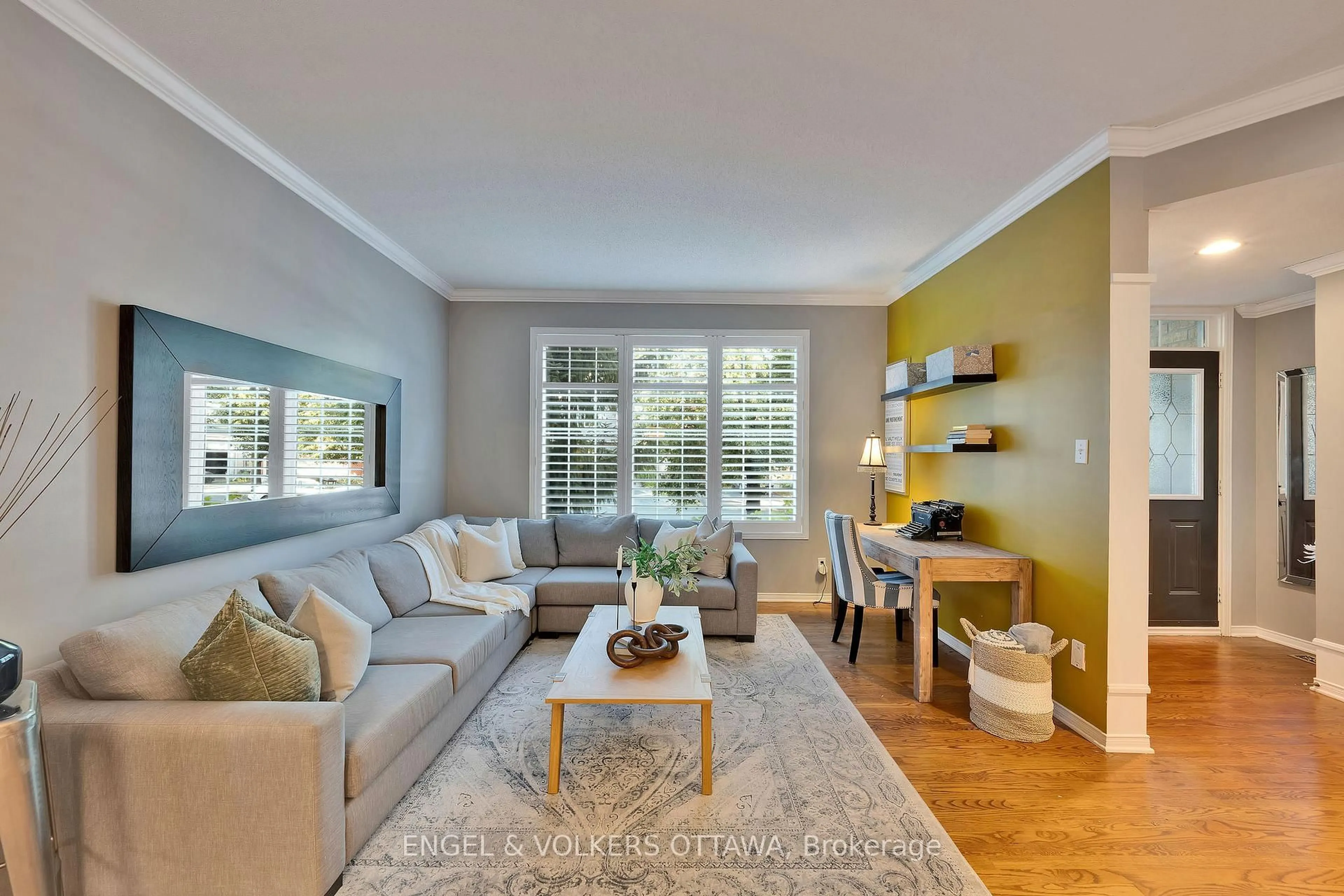 Living room with furniture, wood/laminate floor for 5 Wynridge Pl, Ottawa Ontario K2M 2S9