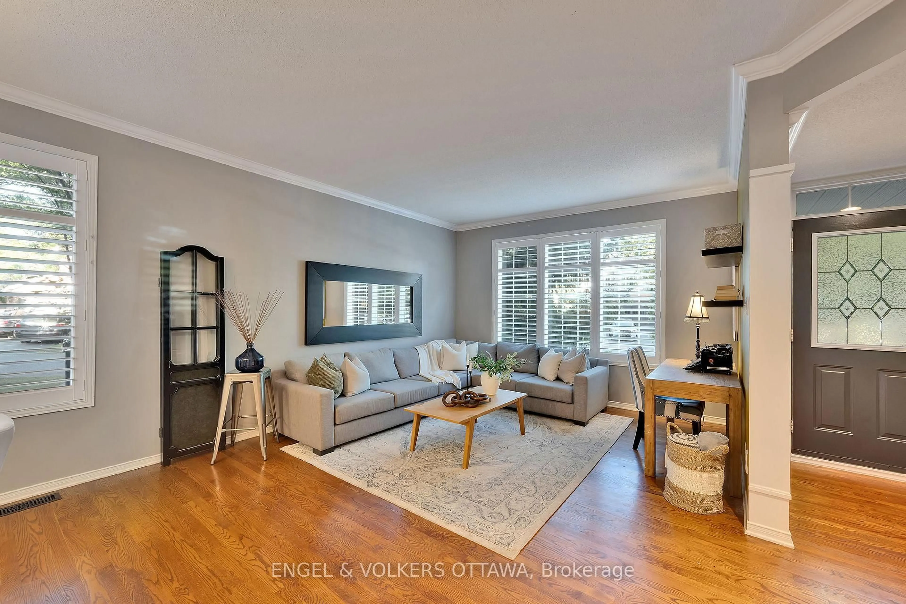 Living room with furniture, wood/laminate floor for 5 Wynridge Pl, Ottawa Ontario K2M 2S9