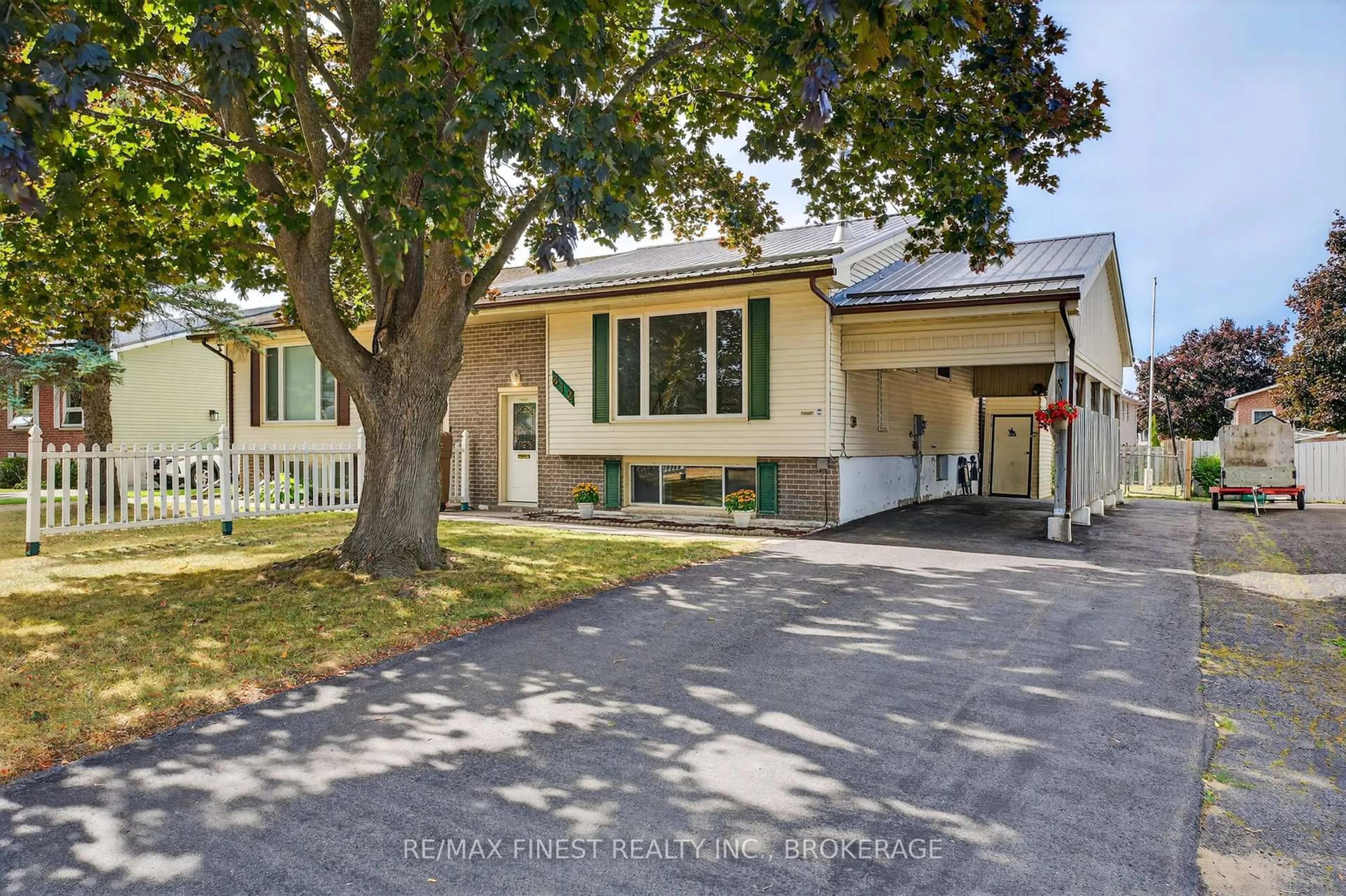 Home with vinyl exterior material, street for 812 Cunningham Cres, Brockville Ontario K6V 6H2