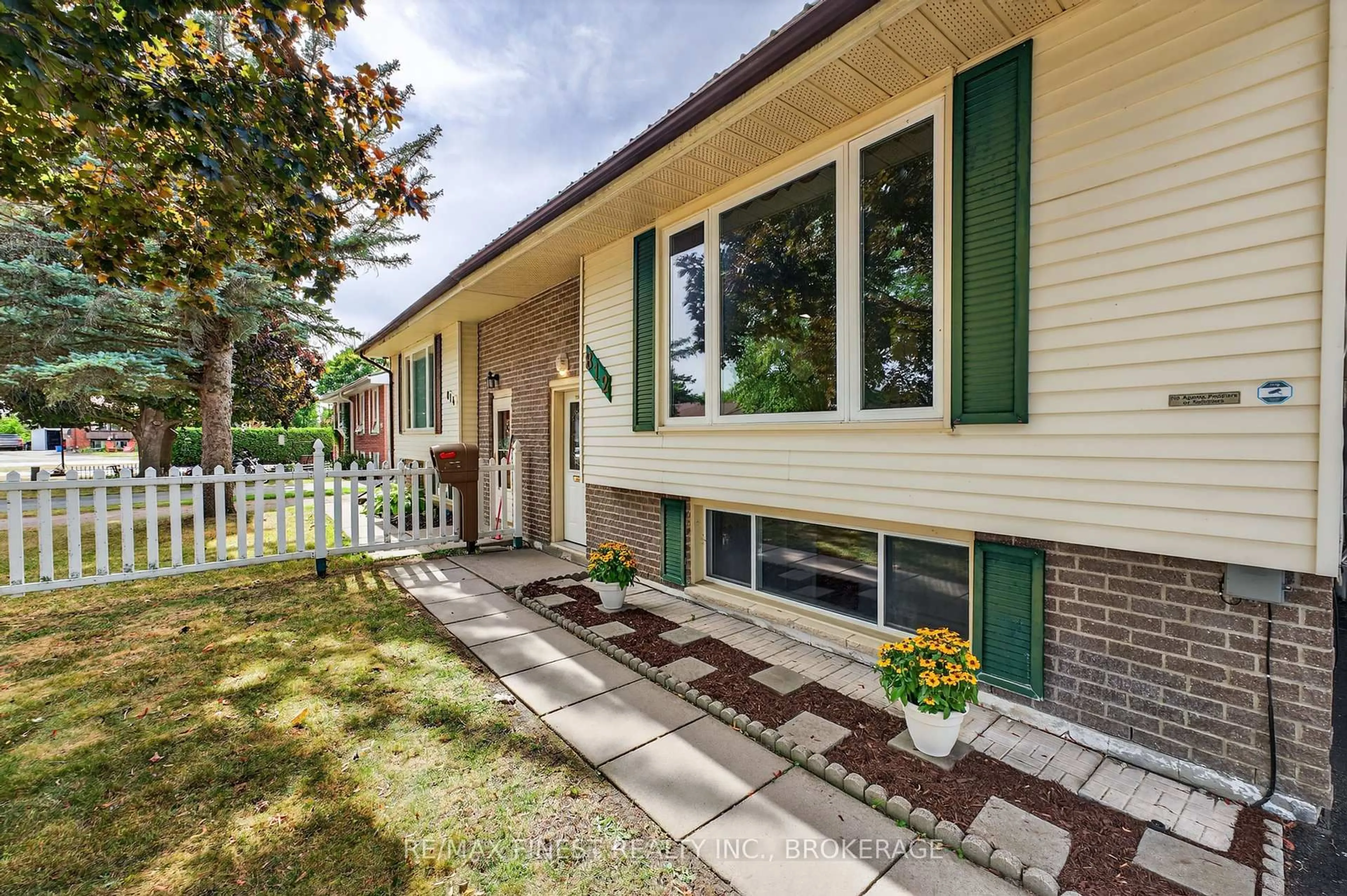 Home with brick exterior material, street for 812 Cunningham Cres, Brockville Ontario K6V 6H2