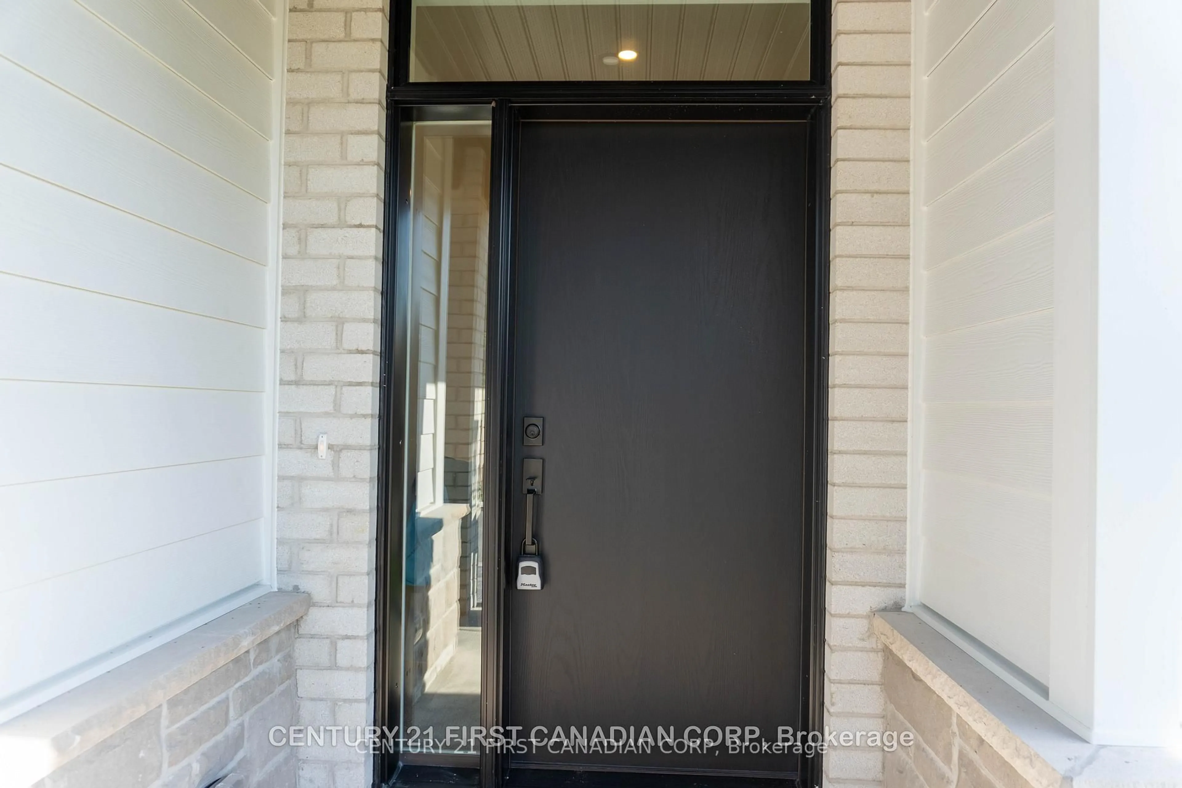 Indoor entryway for 430 Head St #16, Strathroy-Caradoc Ontario N7G 2K2