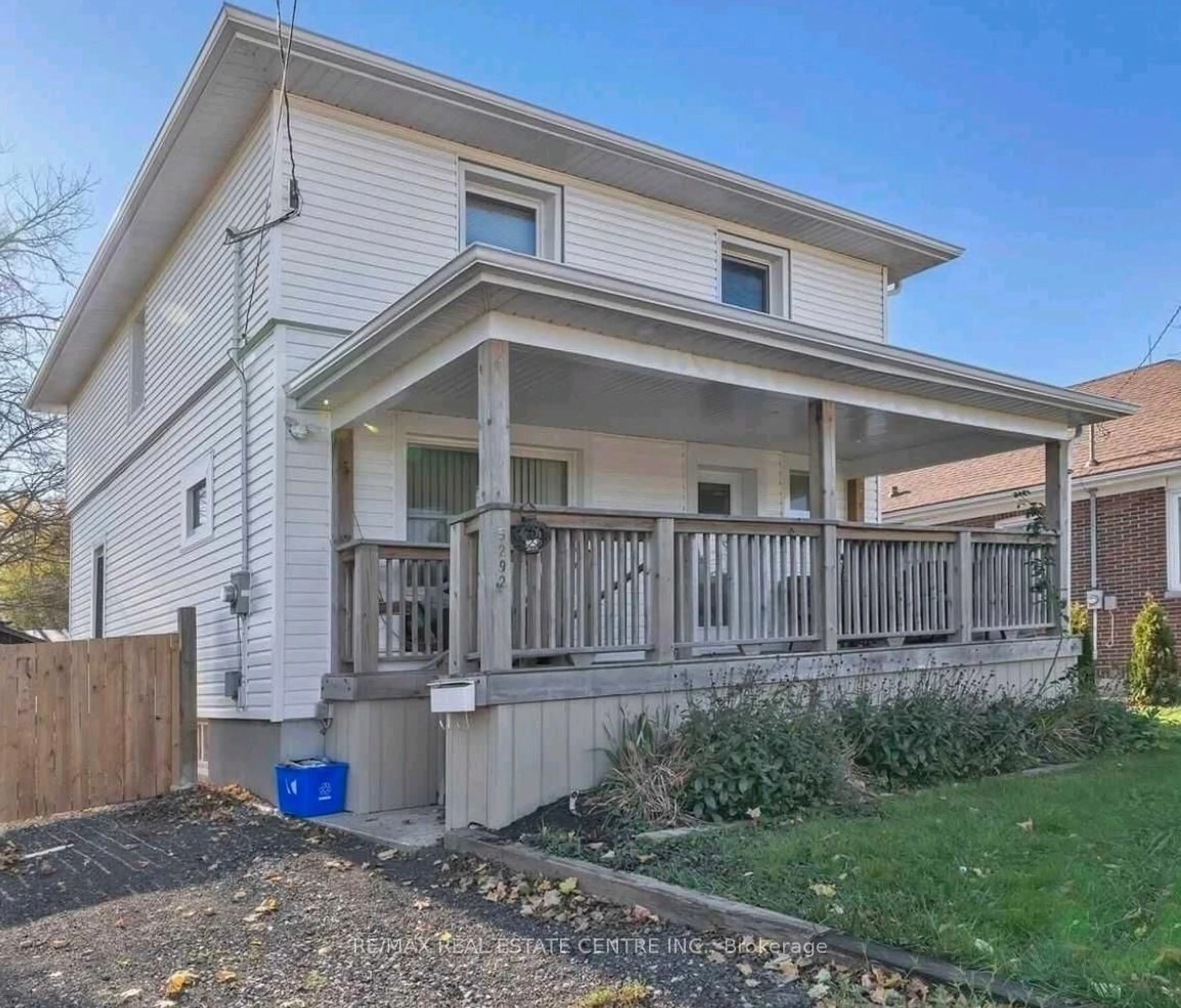 Home with vinyl exterior material, street for 5292 BRIDGE St, Niagara Falls Ontario L2E 2T3