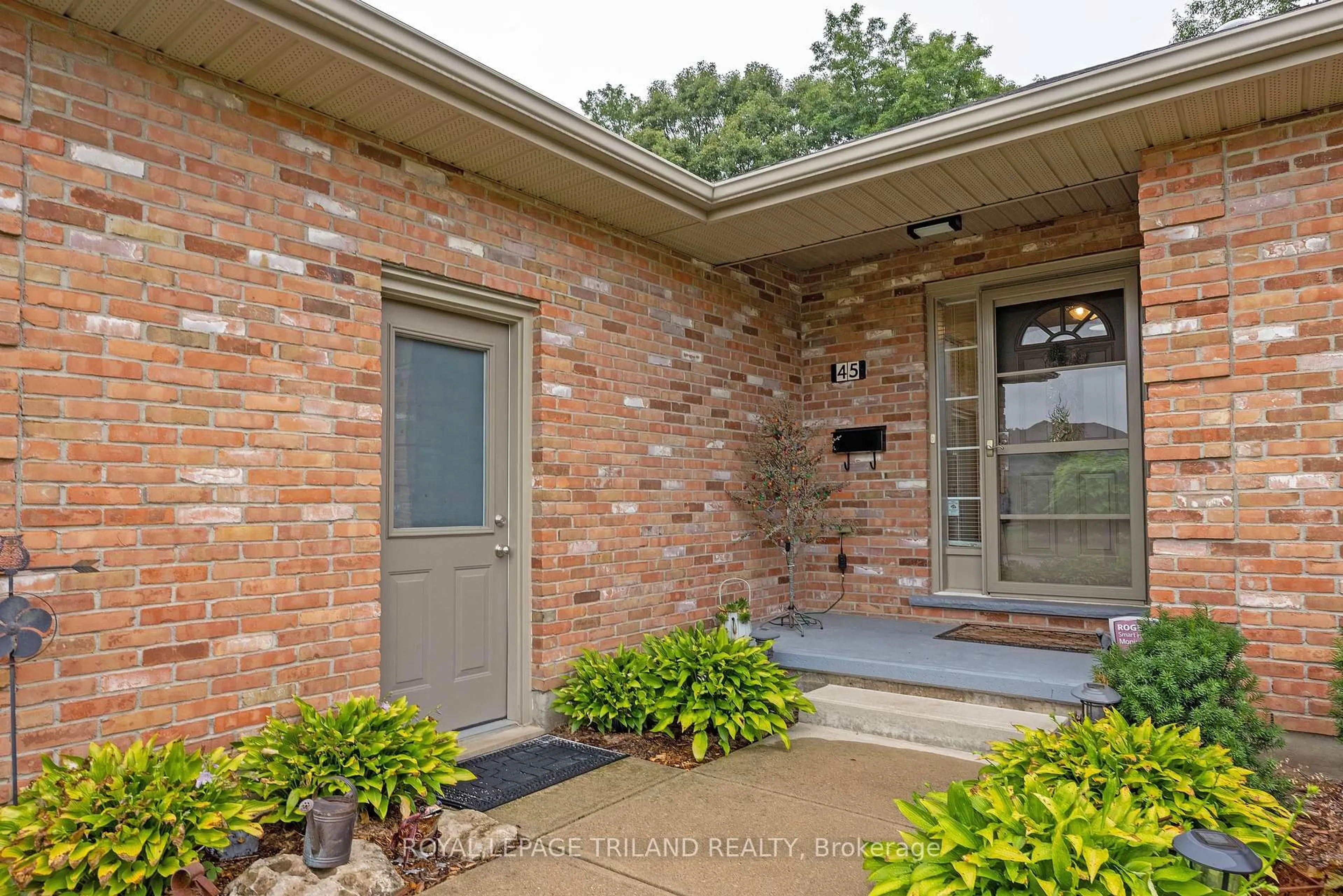 Home with brick exterior material, street for 45 Mc Gregor Crt, St. Thomas Ontario N5P 4H6