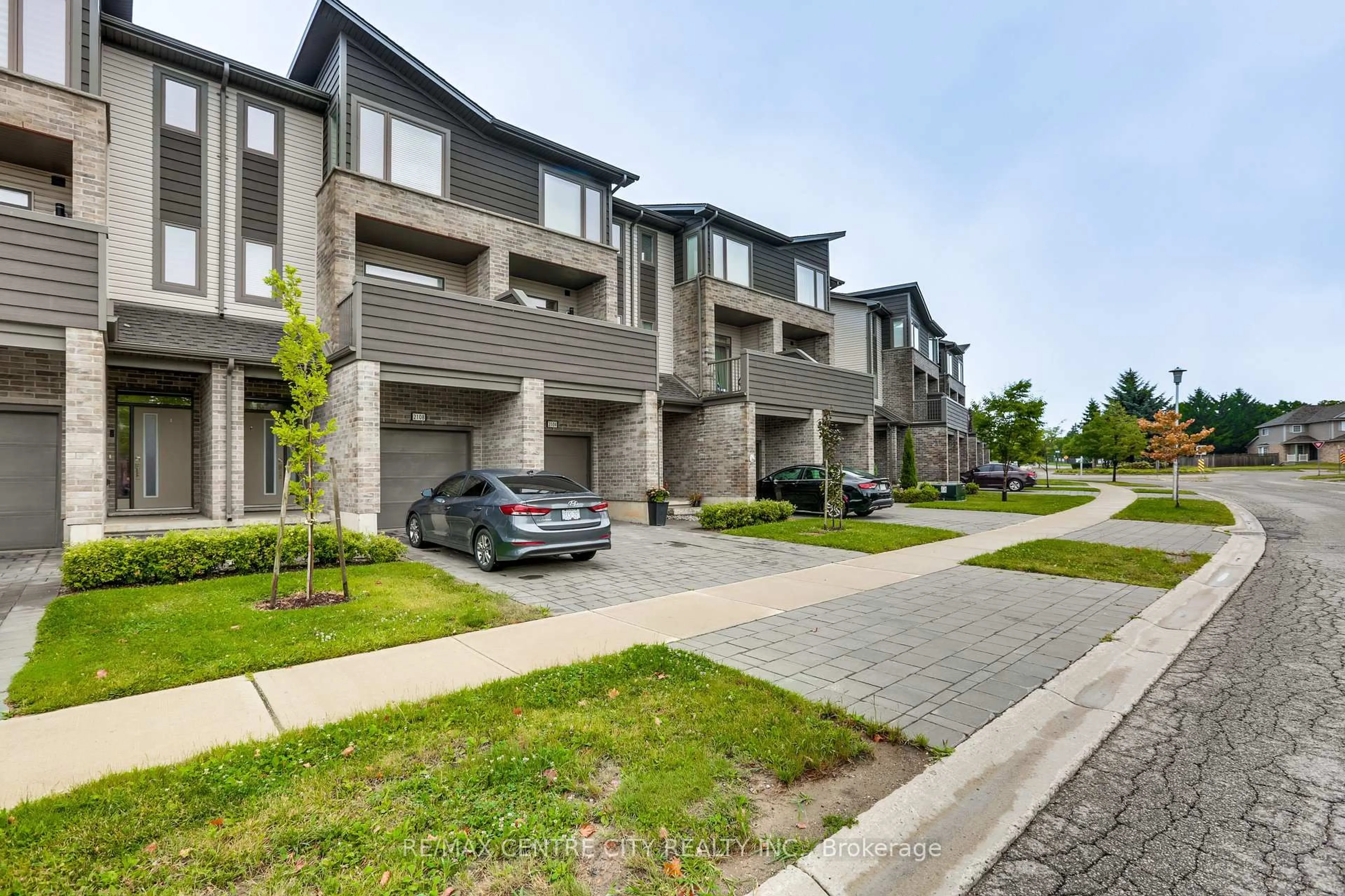 A pic from outside/outdoor area/front of a property/back of a property/a pic from drone, street for 2104 Meadowgate Blvd, London South Ontario N6M 0H5