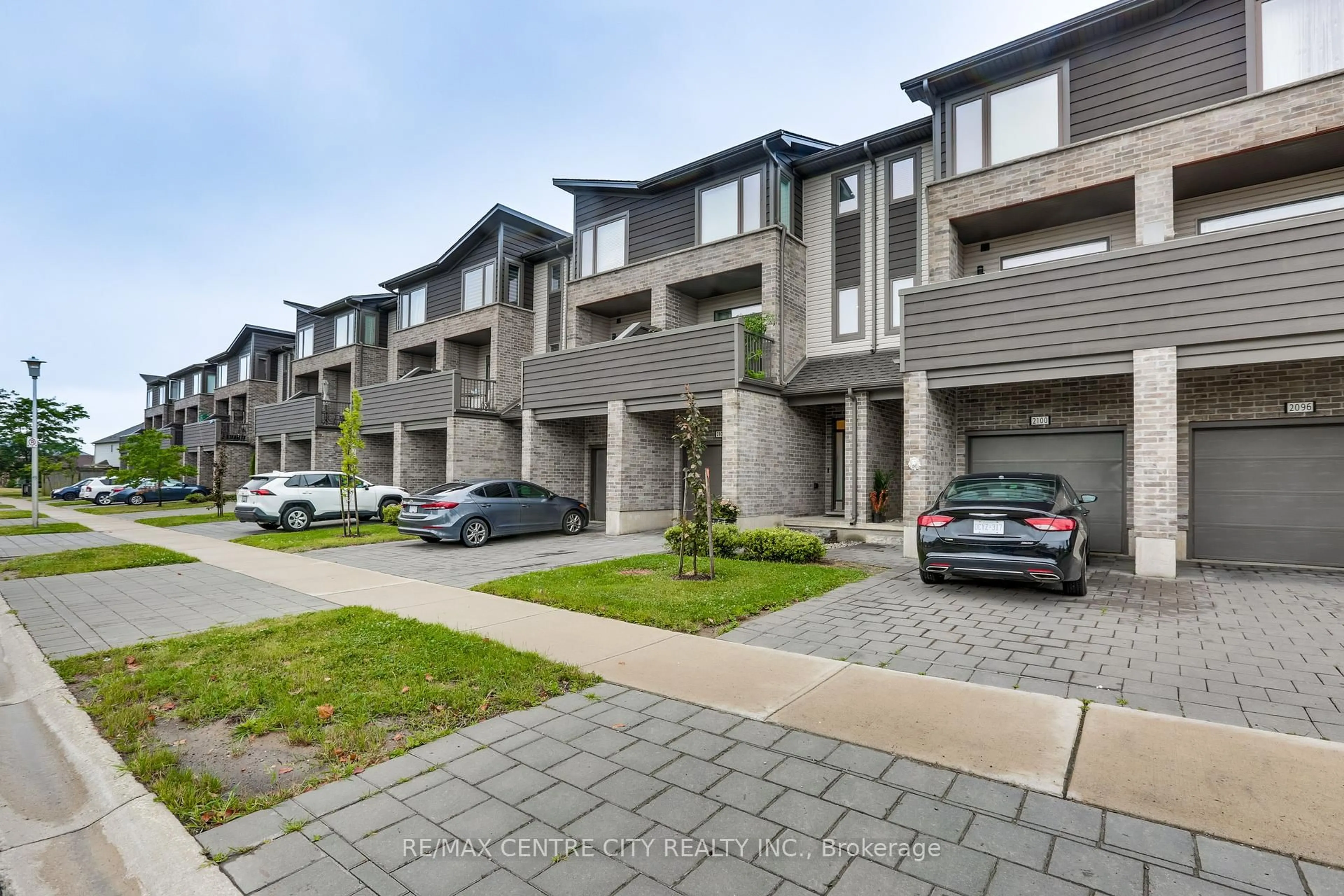 A pic from outside/outdoor area/front of a property/back of a property/a pic from drone, street for 2104 Meadowgate Blvd, London South Ontario N6M 0H5