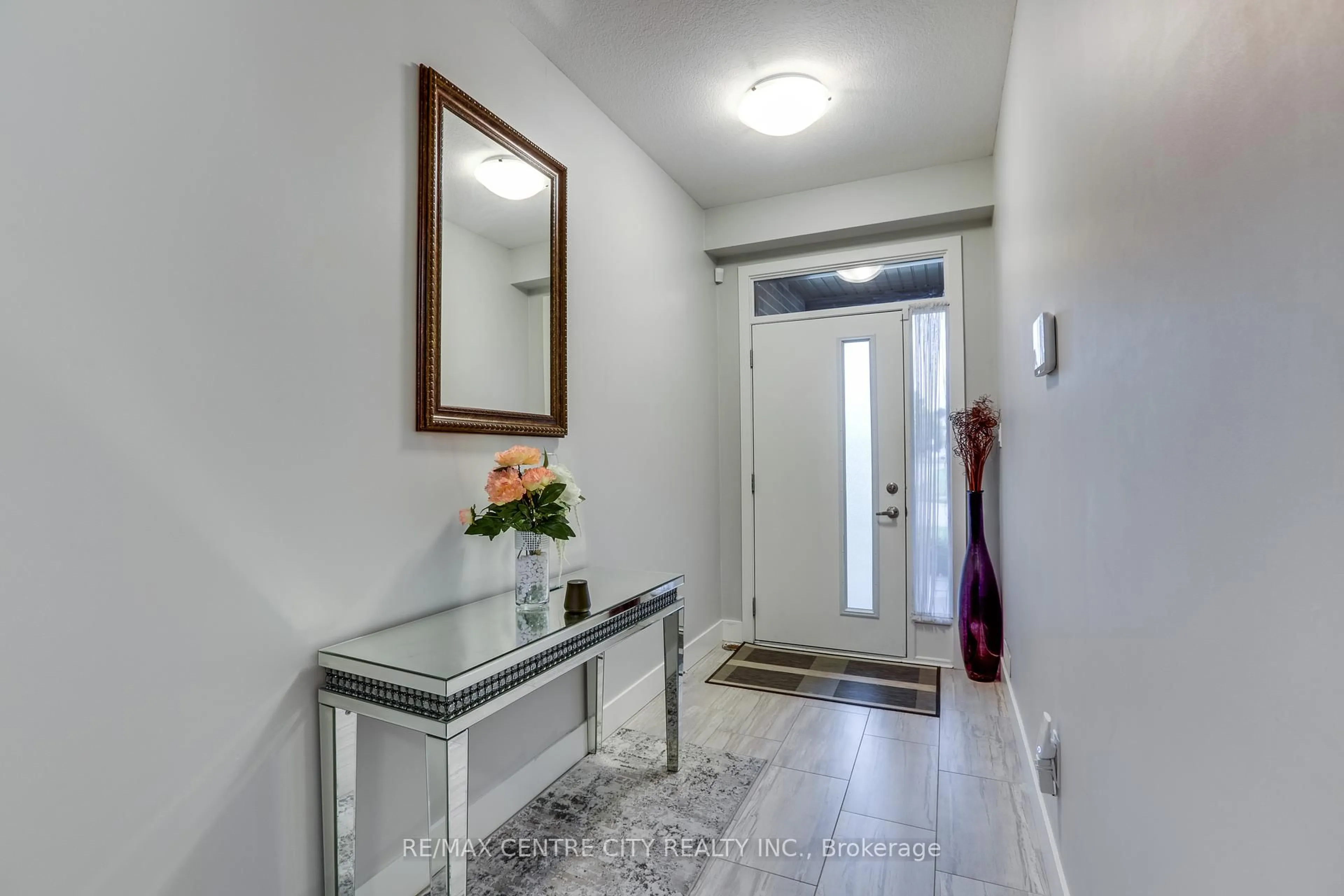 Indoor entryway for 2104 Meadowgate Blvd, London South Ontario N6M 0H5