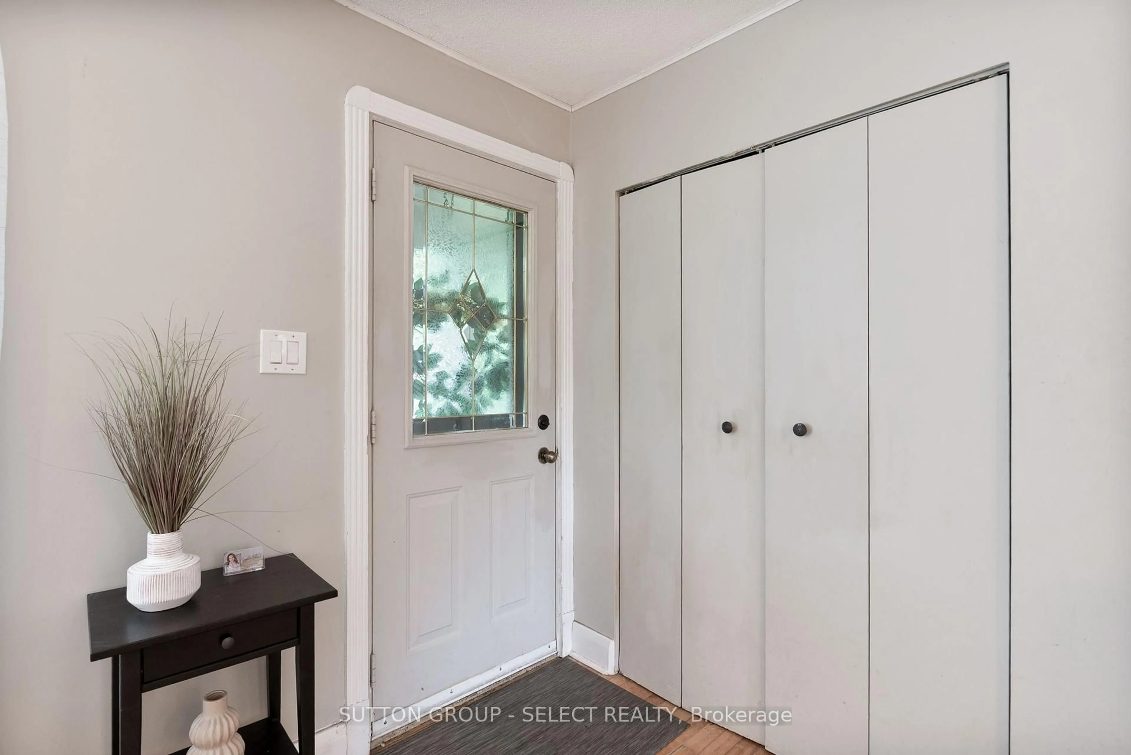 Indoor entryway for 570 Kingsway Ave, London North Ontario N6H 3A1