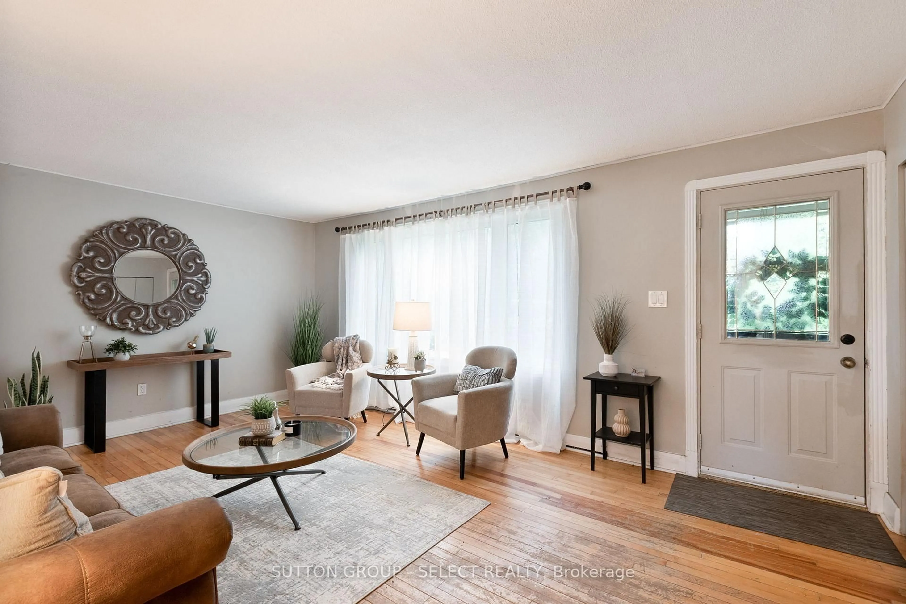 Living room with furniture, wood/laminate floor for 570 Kingsway Ave, London North Ontario N6H 3A1