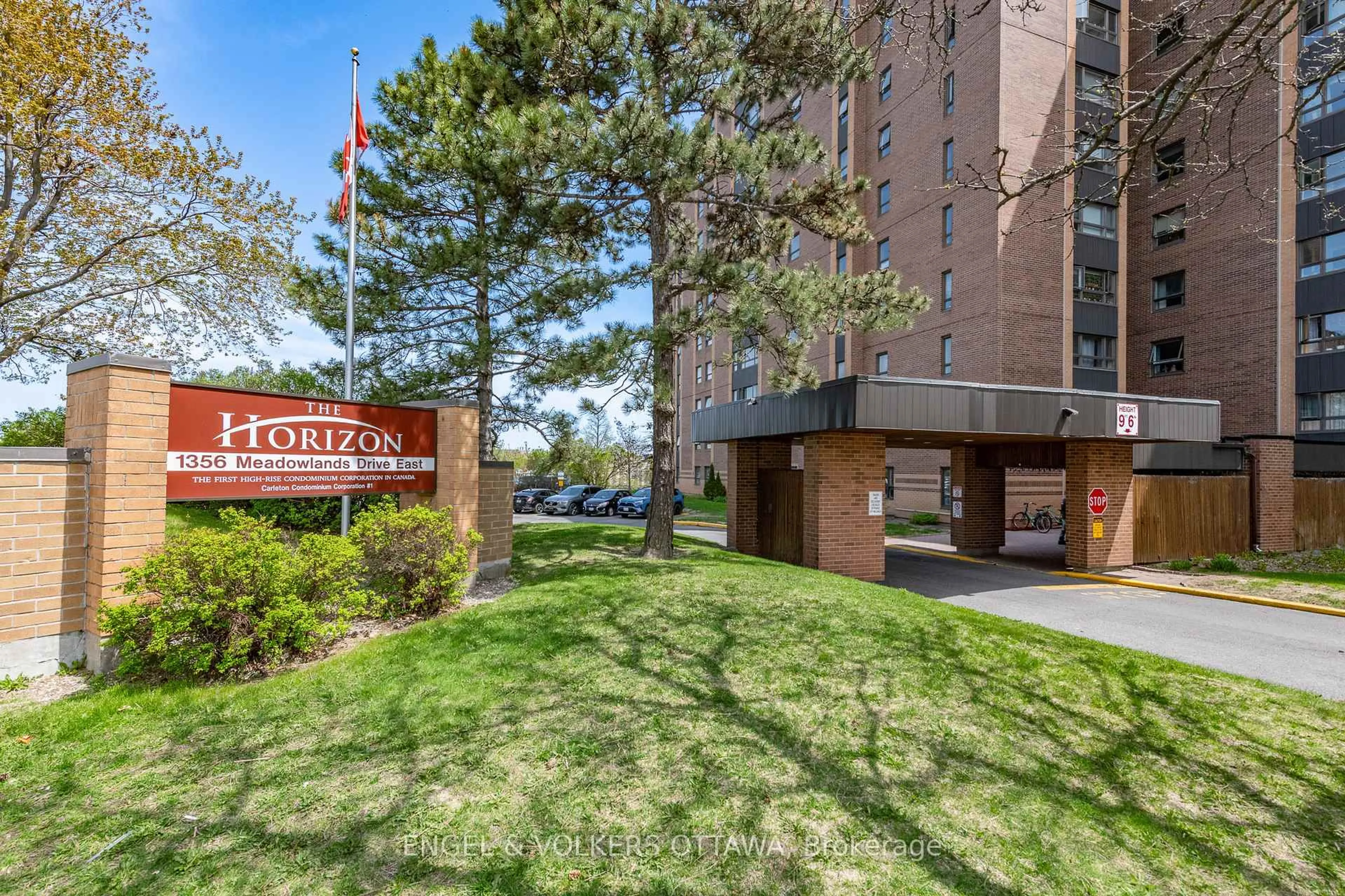 Indoor foyer for 1356 Meadowlands Dr #8, Ottawa Ontario K2E 6K6
