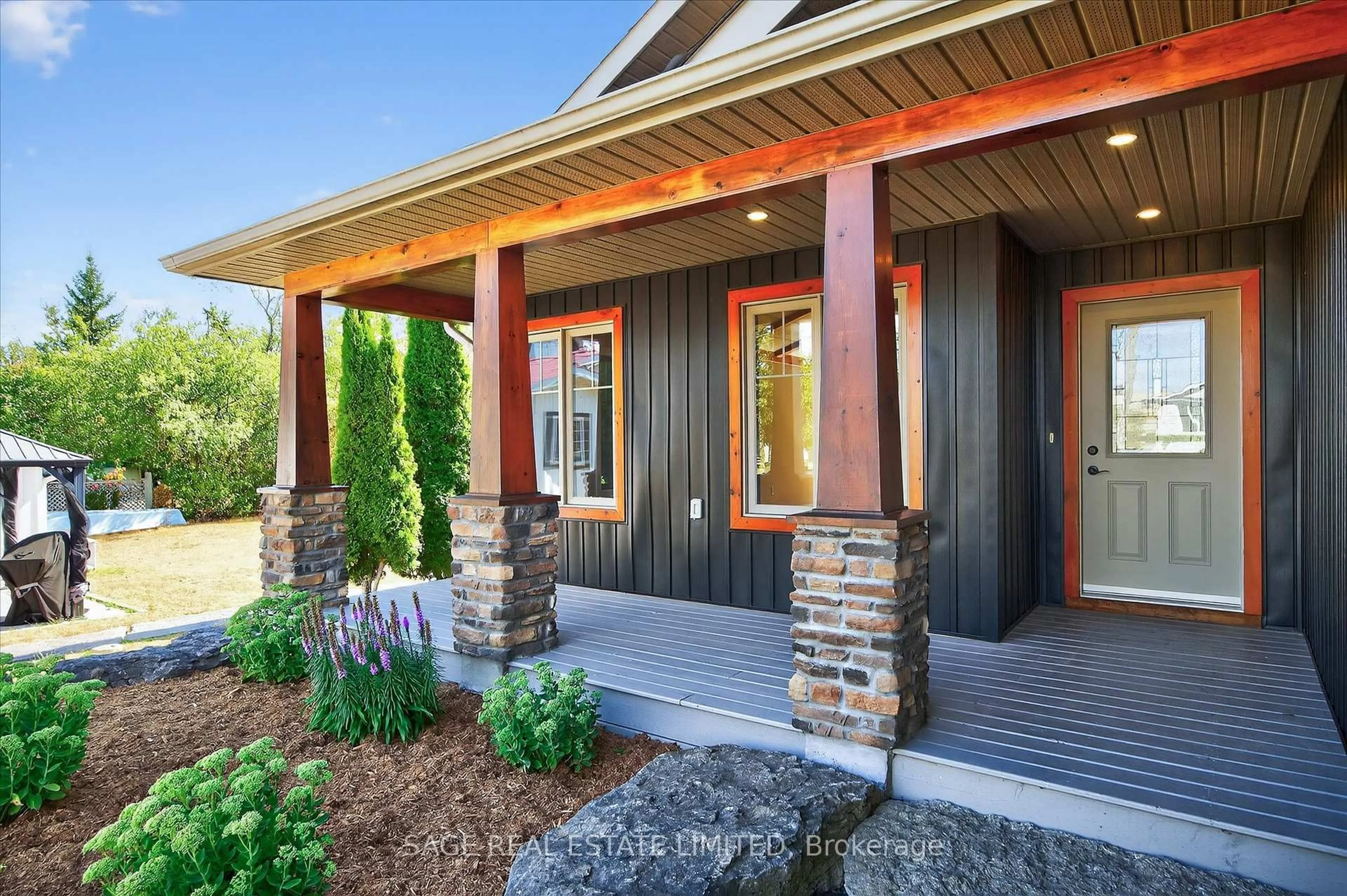 Indoor entryway for 69 Helen St, Kawartha Lakes Ontario K0M 1A0