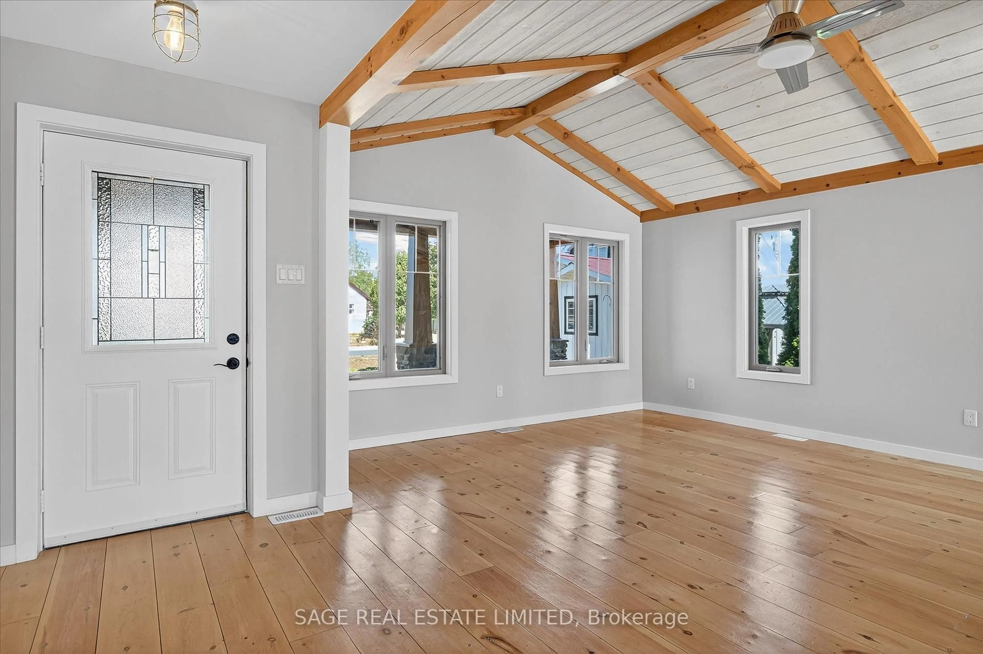 Indoor entryway for 69 Helen St, Kawartha Lakes Ontario K0M 1A0