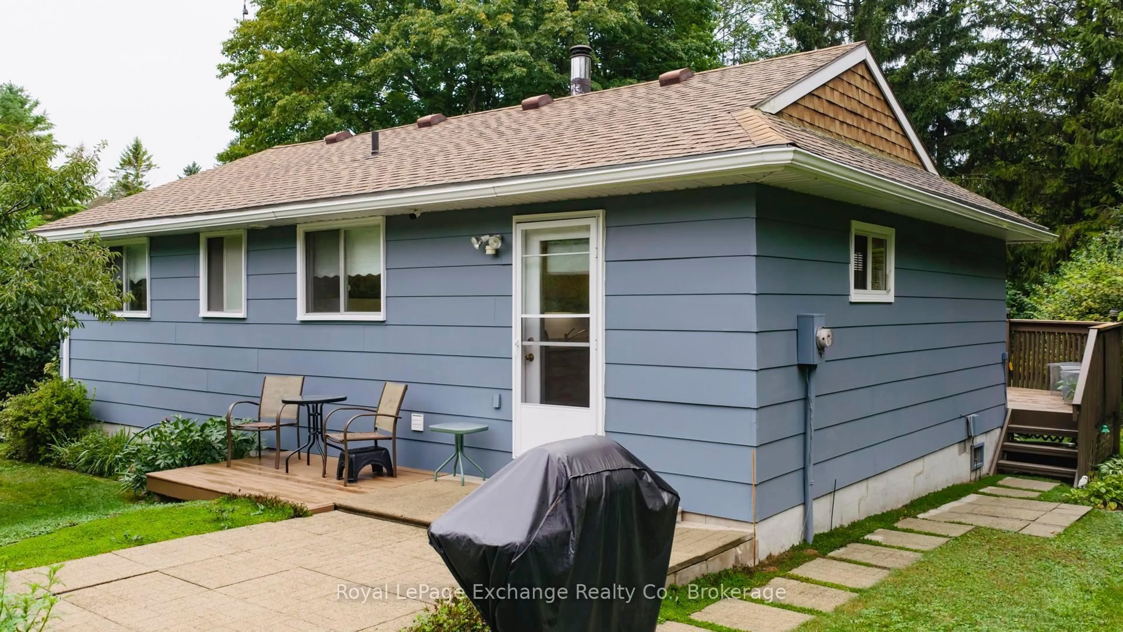 Home with vinyl exterior material, street for 304 sauk Crt, Huron-Kinloss Ontario N2Z 2X3