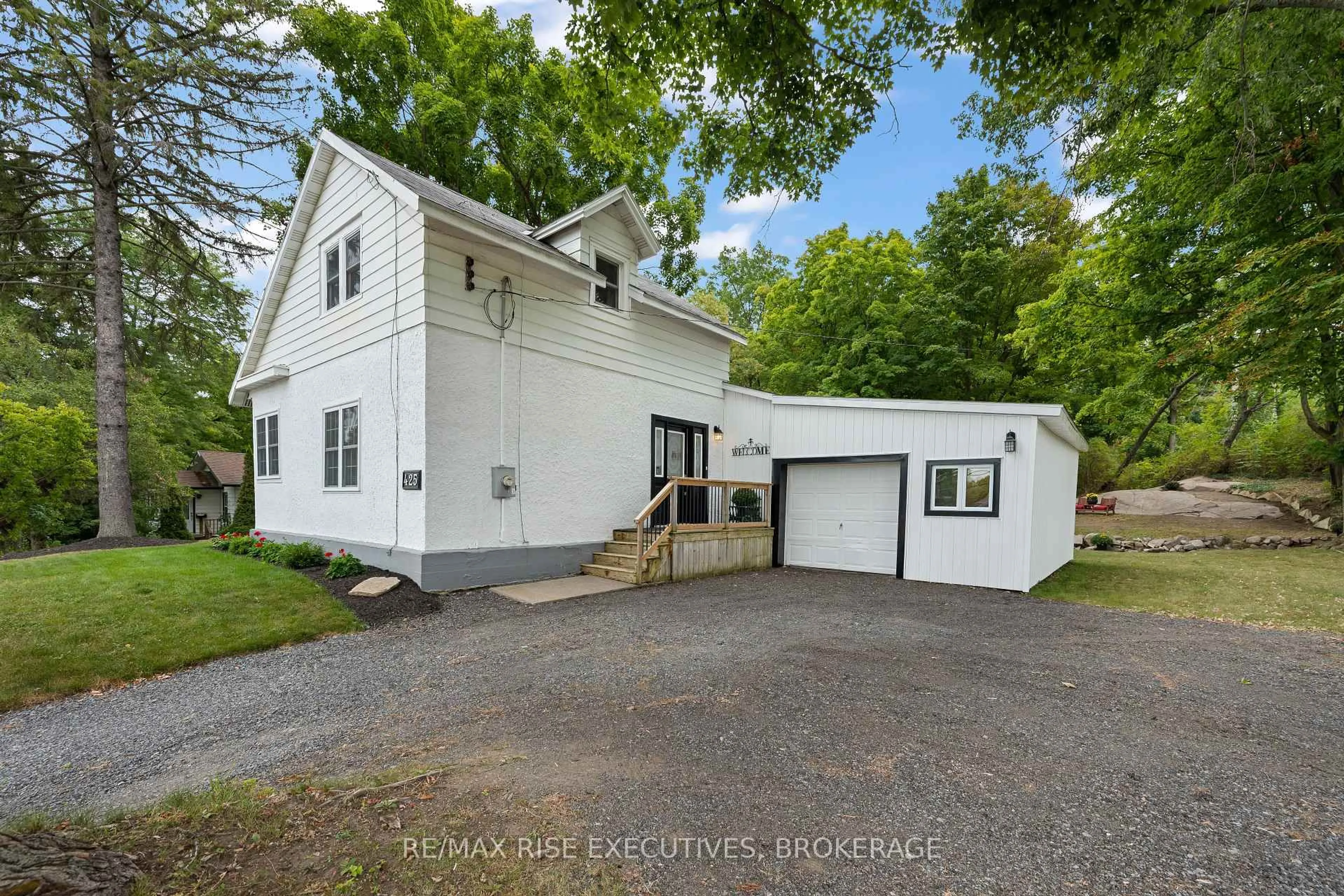 A pic from outside/outdoor area/front of a property/back of a property/a pic from drone, street for 425 King St, Gananoque Ontario K7G 2G8