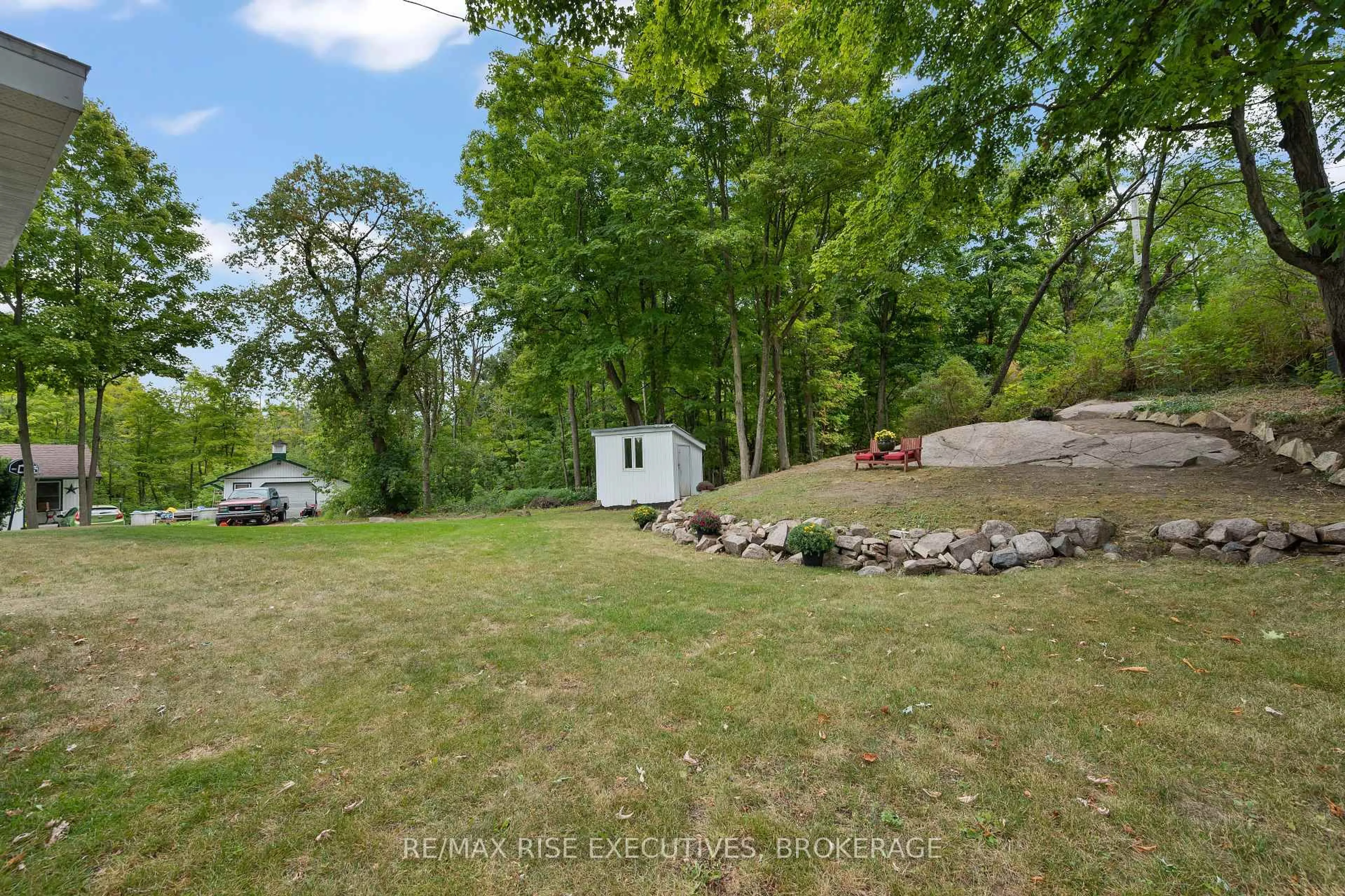 A pic from outside/outdoor area/front of a property/back of a property/a pic from drone, unknown for 425 King St, Gananoque Ontario K7G 2G8