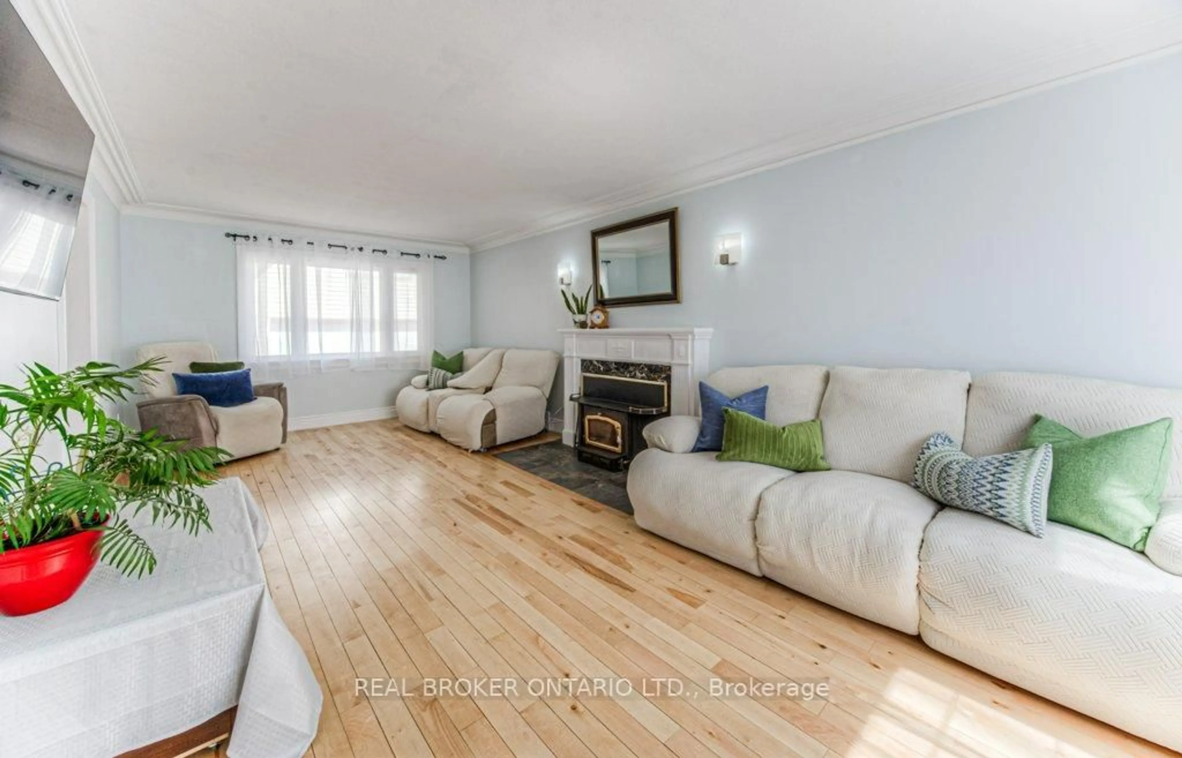 Living room with furniture, wood/laminate floor for 76 Brentwood Ave, Kitchener Ontario N2H 2C8