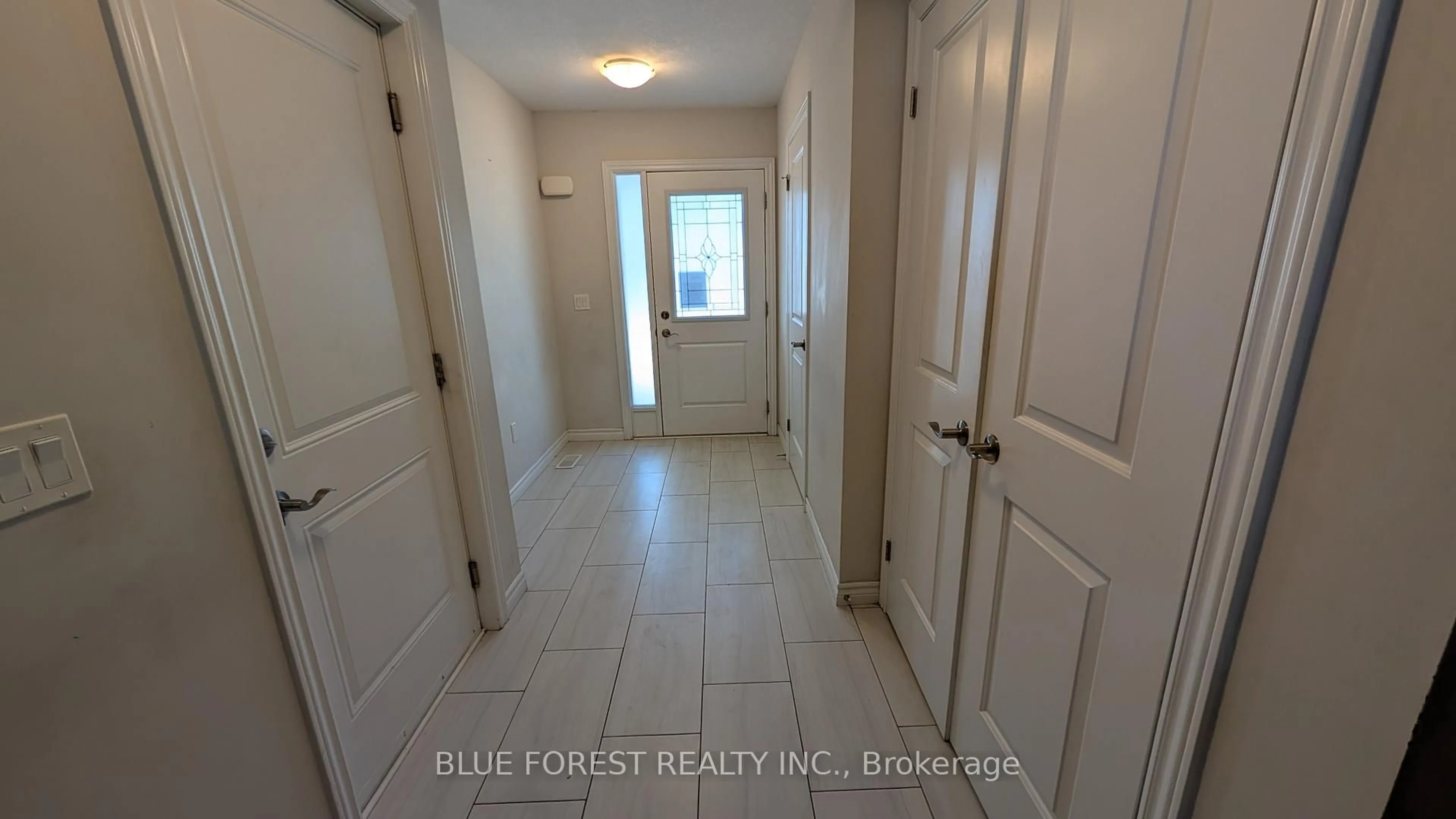 Indoor entryway for 3400 Castle Rock Pl #34, London South Ontario N6L 0E4