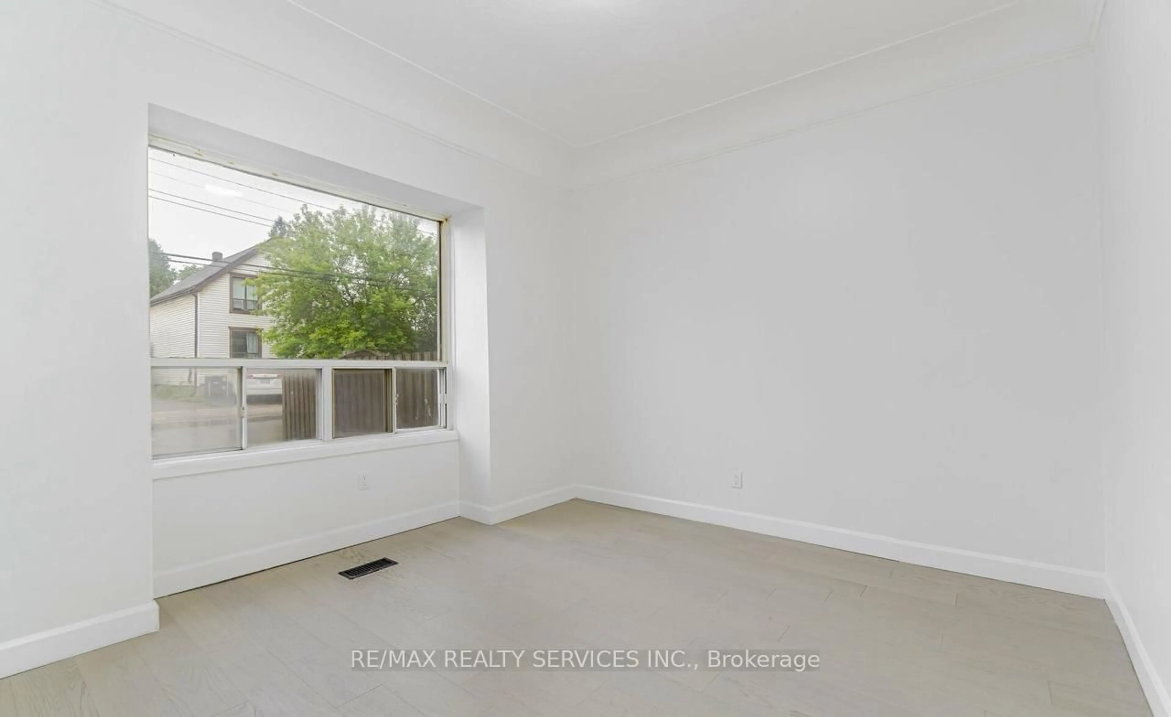 A pic of a room for 439 Ferguson Ave, Hamilton Ontario L8L 4Z1