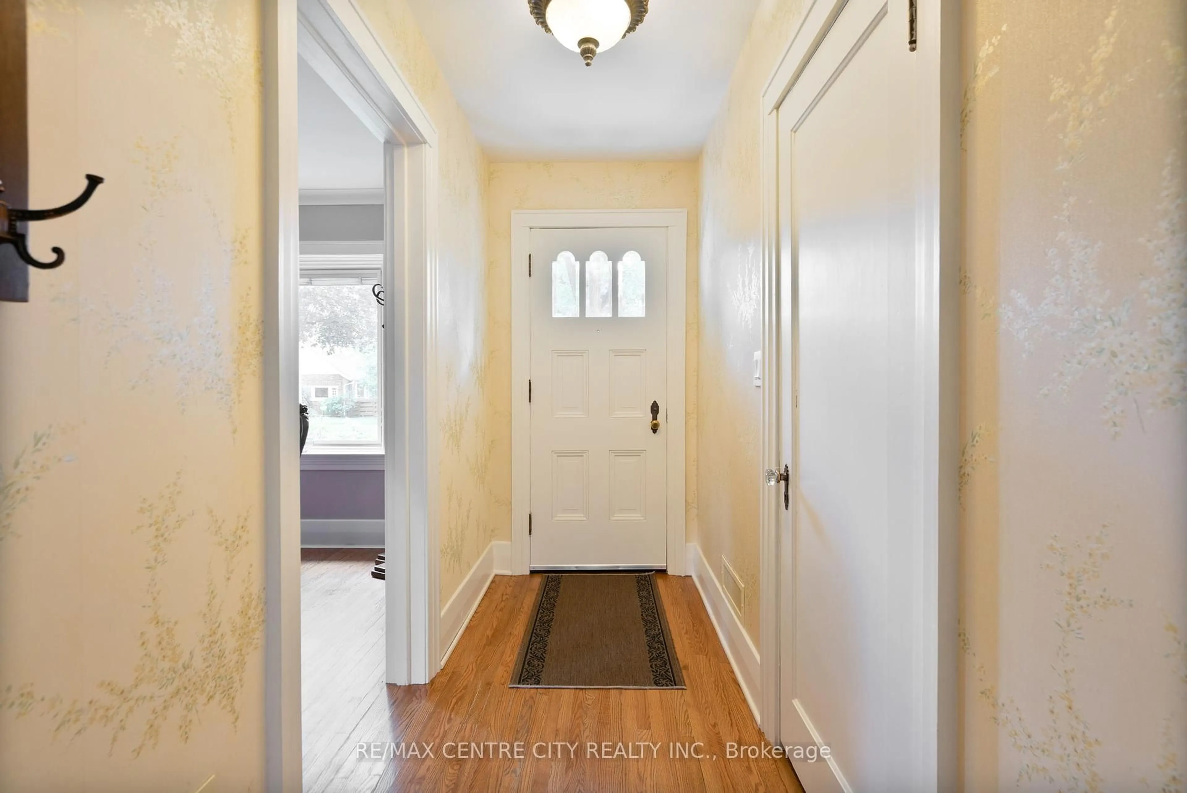Indoor entryway for 132 Maria St, Strathroy-Caradoc Ontario N7G 2W8
