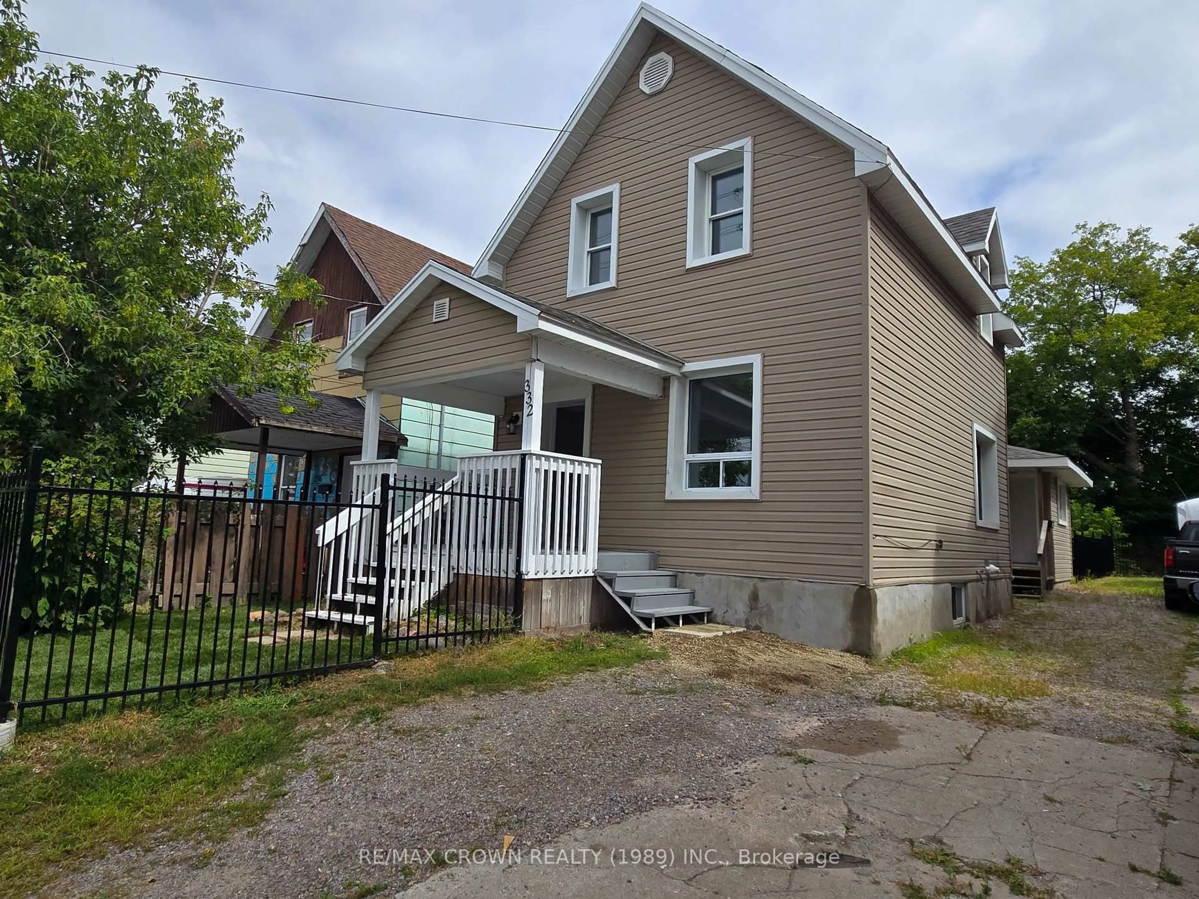 A pic from outside/outdoor area/front of a property/back of a property/a pic from drone, street for 332 Worthington St, North Bay Ontario P1B 3B6