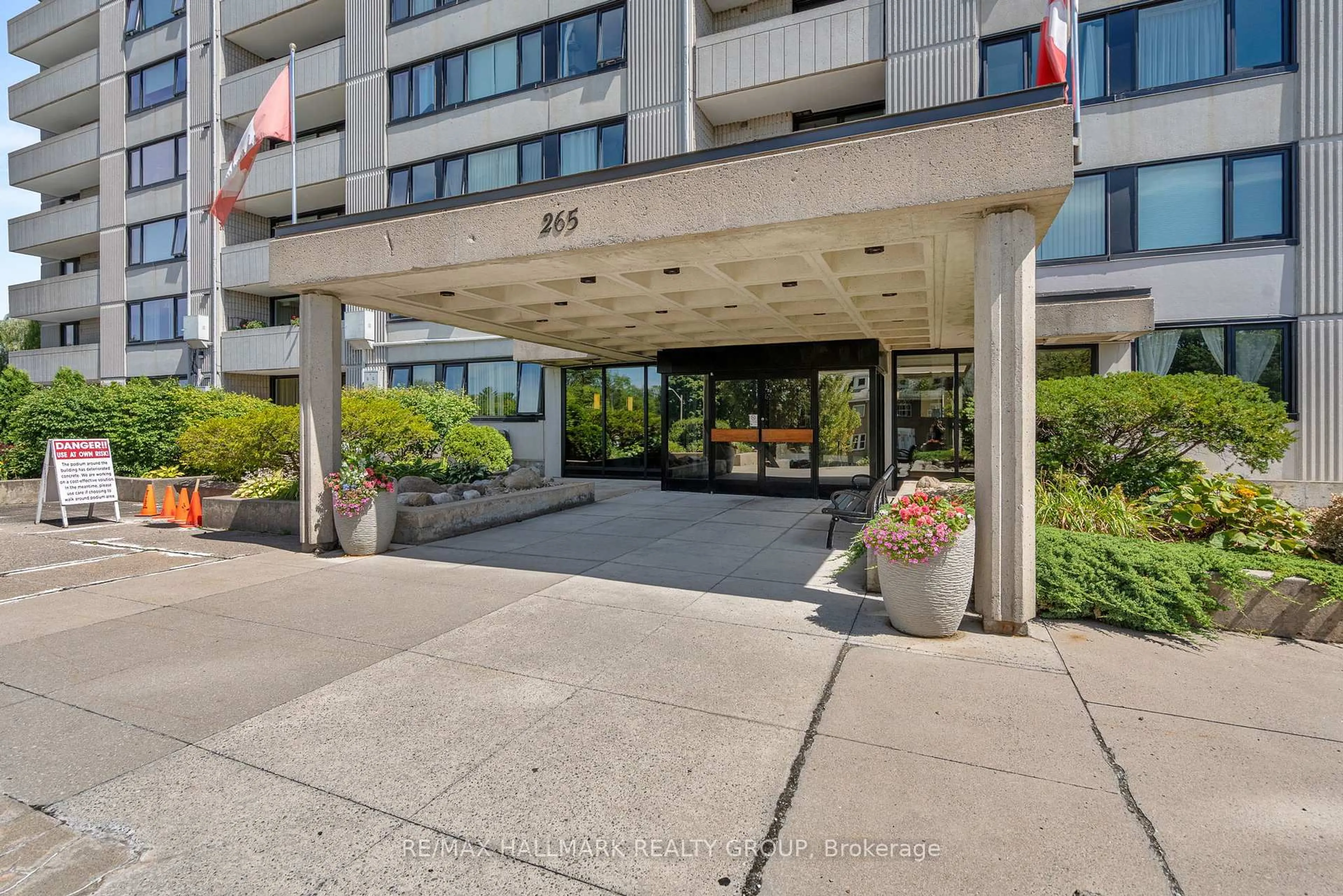 Indoor foyer for 265 Poulin Ave #806, Ottawa Ontario K2B 7Y8