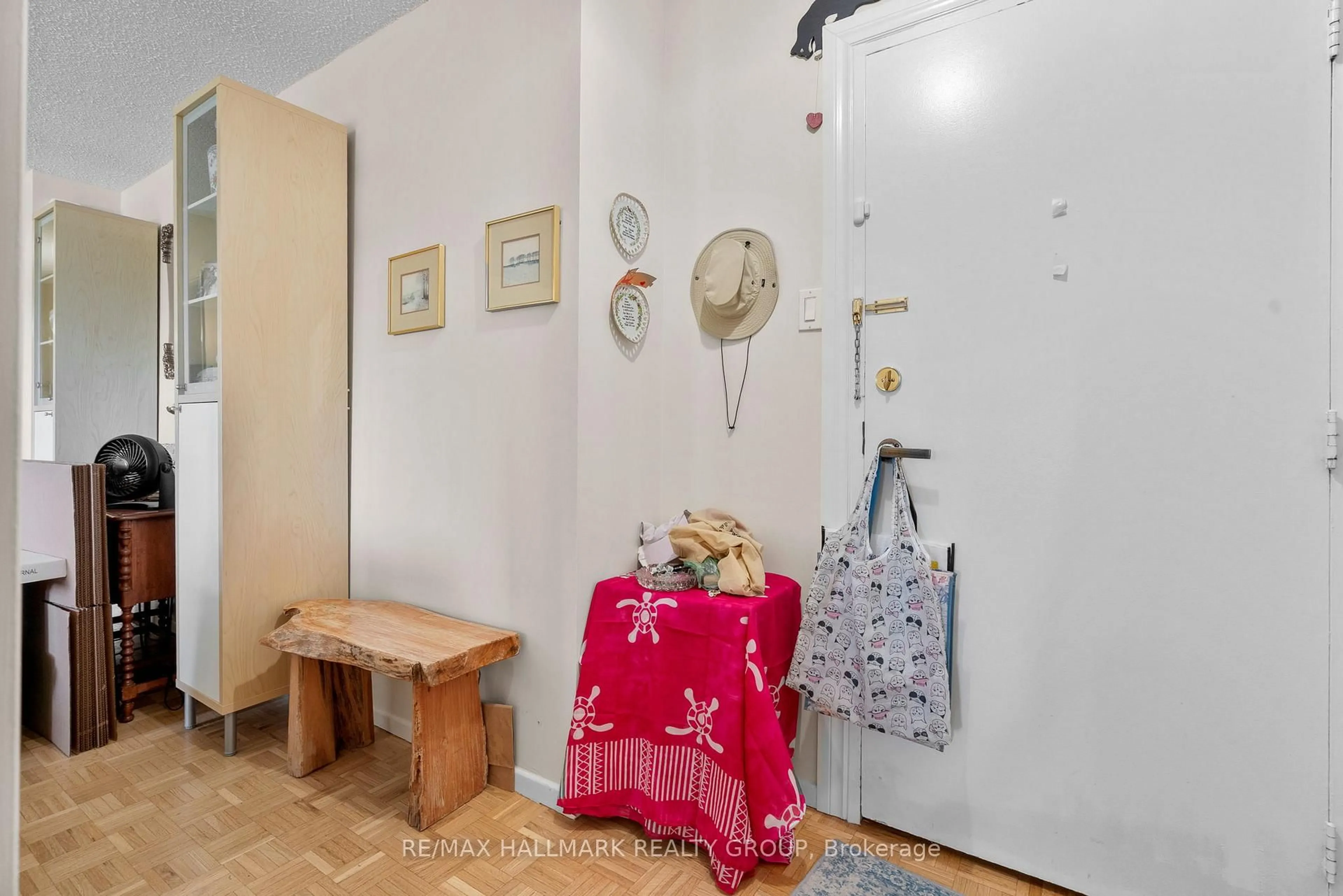 Indoor entryway for 265 Poulin Ave #806, Ottawa Ontario K2B 7Y8