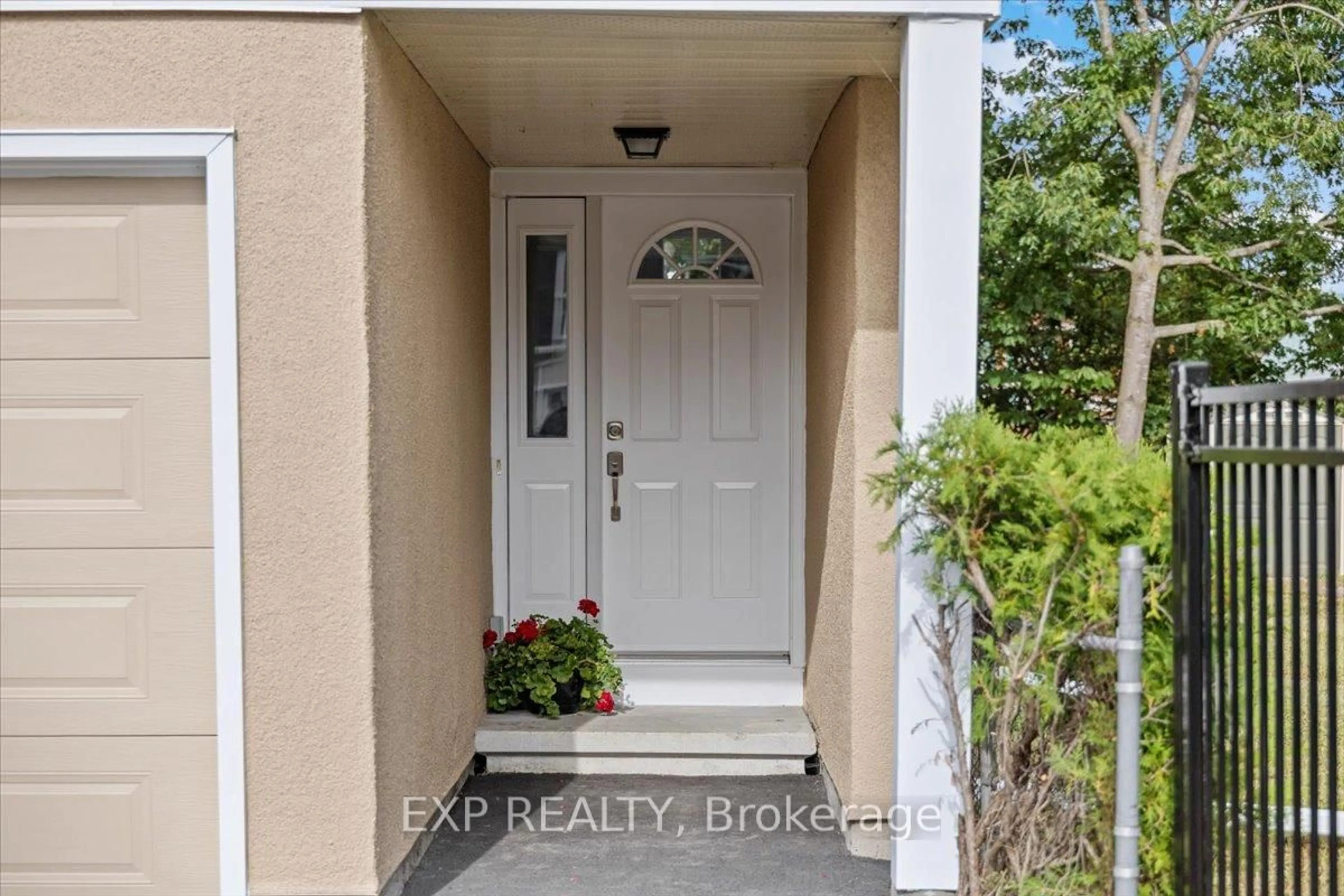 Indoor entryway for 5 Tybalt Cres, Ottawa Ontario K2H 8J6