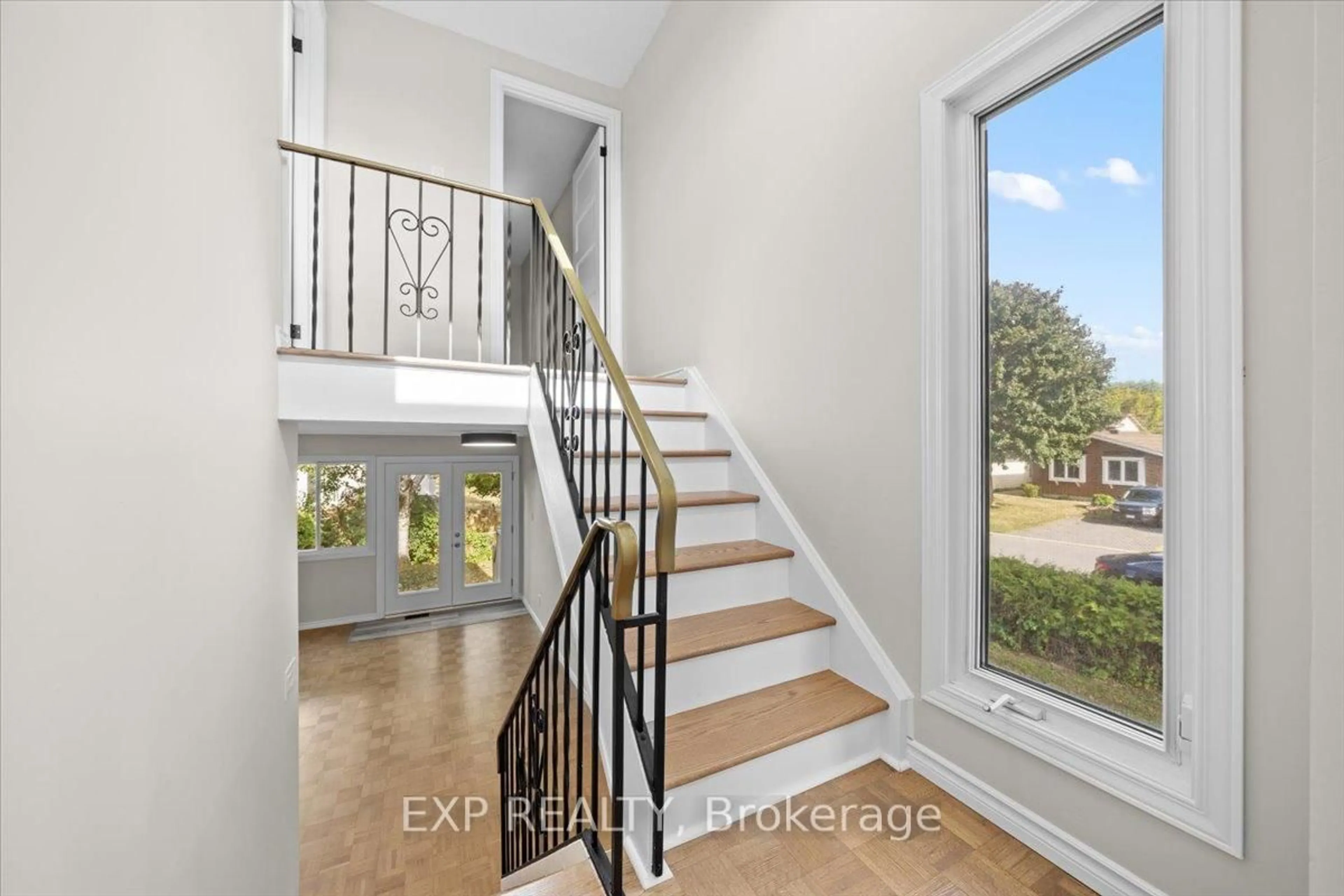 Indoor entryway for 5 Tybalt Cres, Ottawa Ontario K2H 8J6