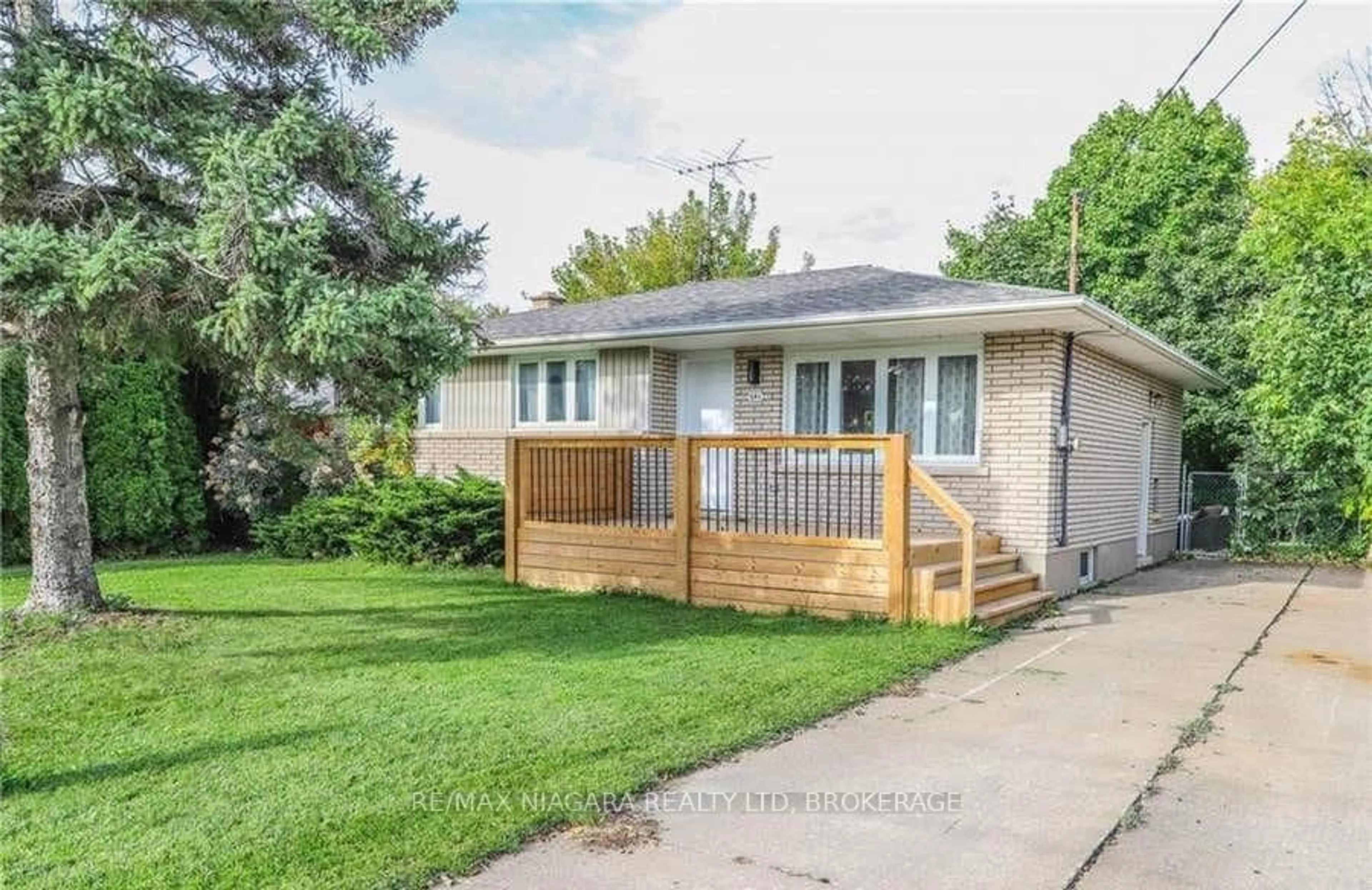 Home with vinyl exterior material, street for 641 Niagara St, St. Catharines Ontario L0S 1J0
