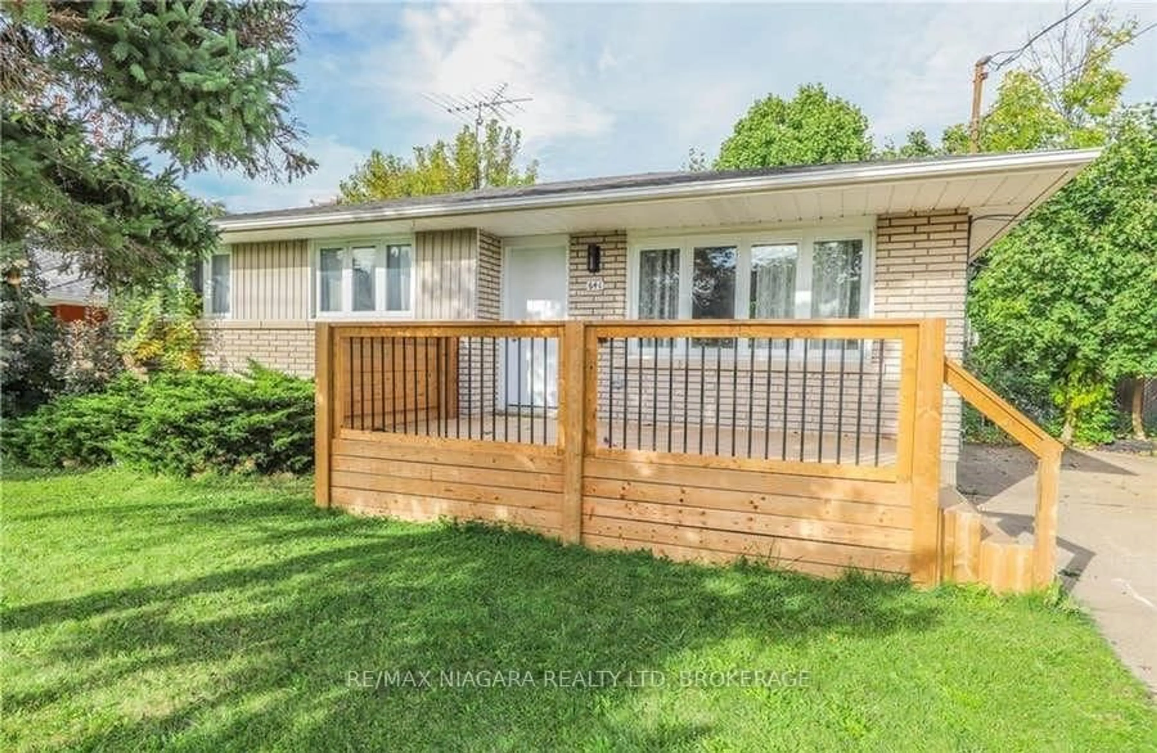 Home with vinyl exterior material, street for 641 Niagara St, St. Catharines Ontario L0S 1J0