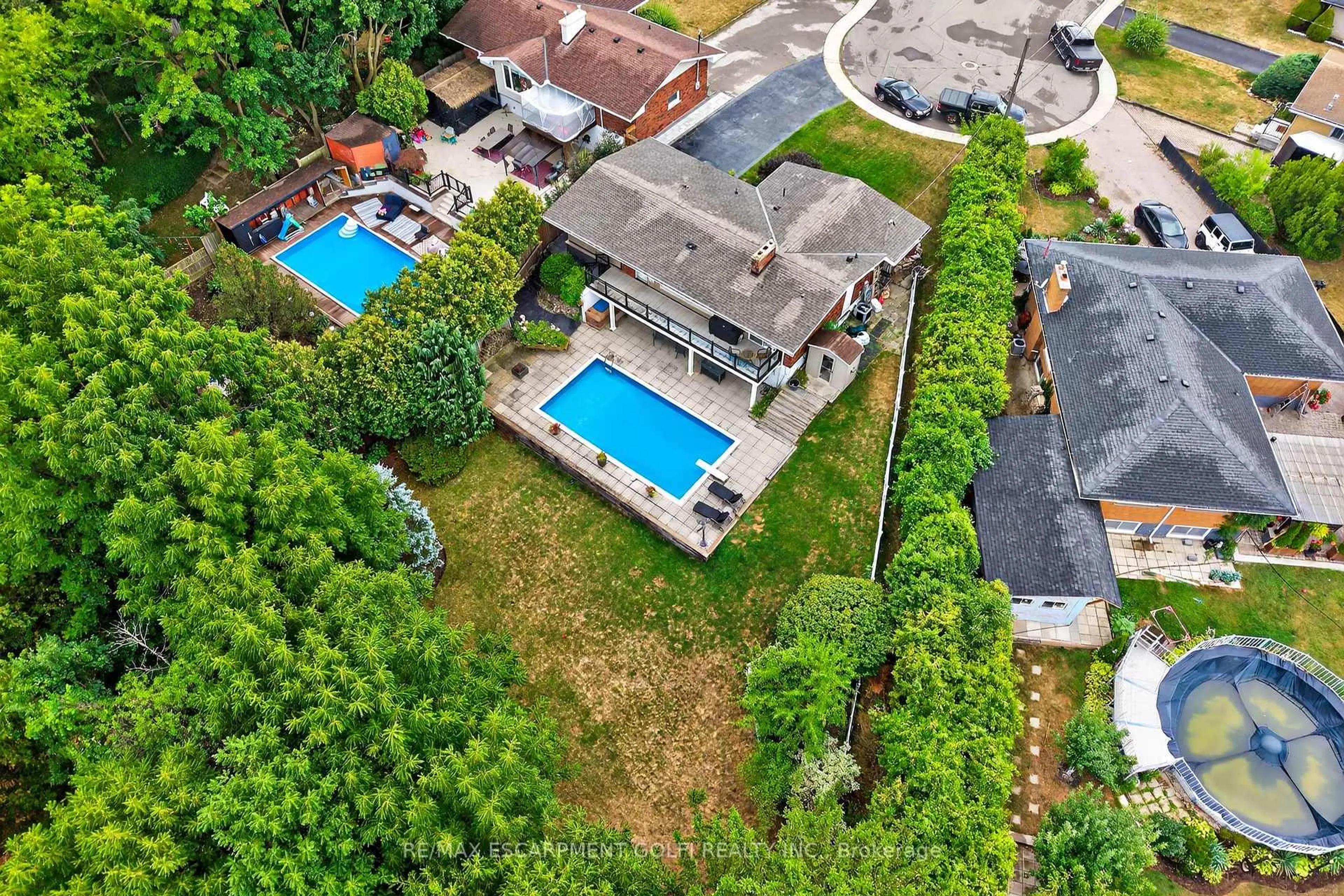 A pic from outside/outdoor area/front of a property/back of a property/a pic from drone, unknown for 90 MOUNTAIN Ave, Hamilton Ontario L8G 3P7
